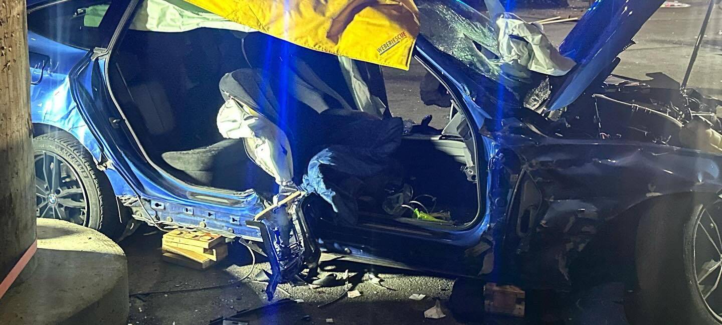 Die Feuerwehr Werdohl wurde am Samstag Abend zu einem schweren Verkehrsunfall mit einer eingeklemmten Person auf die B236 alarmiert.