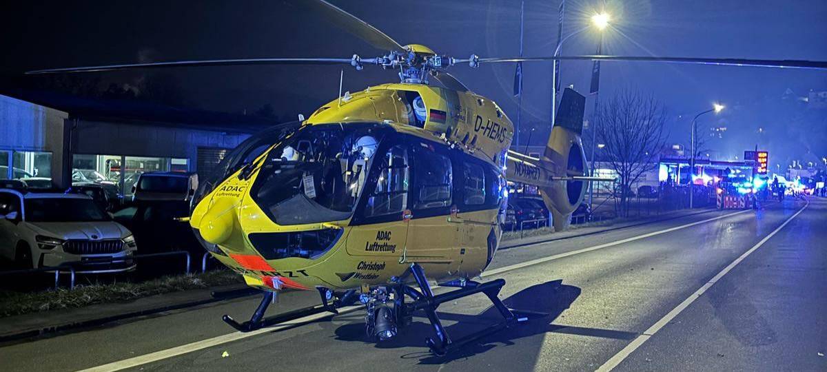 Die Feuerwehr Werdohl wurde am Samstag Abend zu einem schweren Verkehrsunfall mit einer eingeklemmten Person auf die B236 alarmiert.