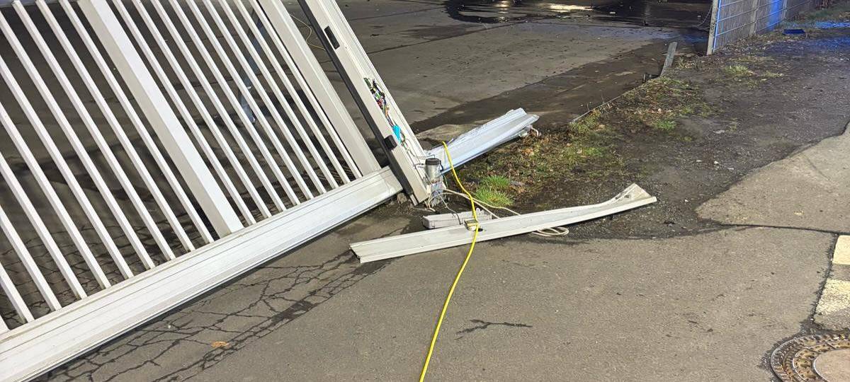 Die Feuerwehr Werdohl wurde am Samstag Abend zu einem schweren Verkehrsunfall mit einer eingeklemmten Person auf die B236 alarmiert.