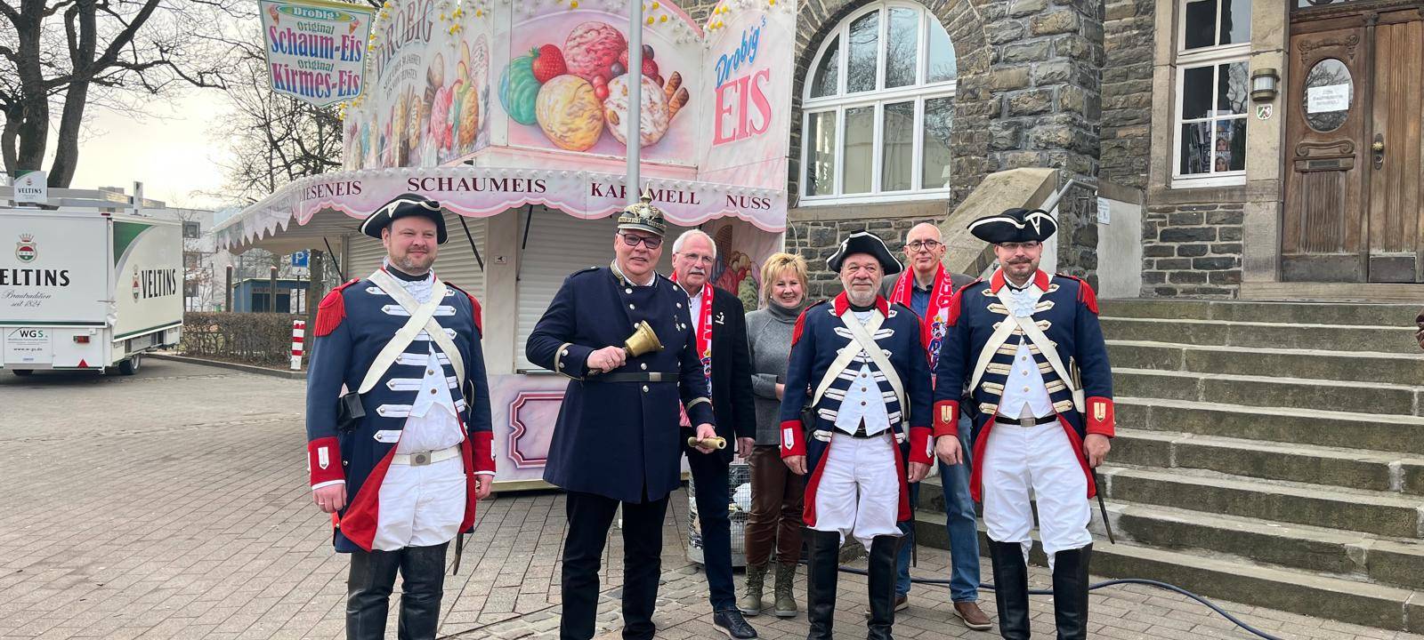 Der Bürgermeister schickt seine Stadtsoldaten aus, auf das sie vom Gertrüdchen künden. So richtig in Uniform und Glocke und Gedöns. So gehen die über den Markt. Damit beginnt die Gertrudenwoche.