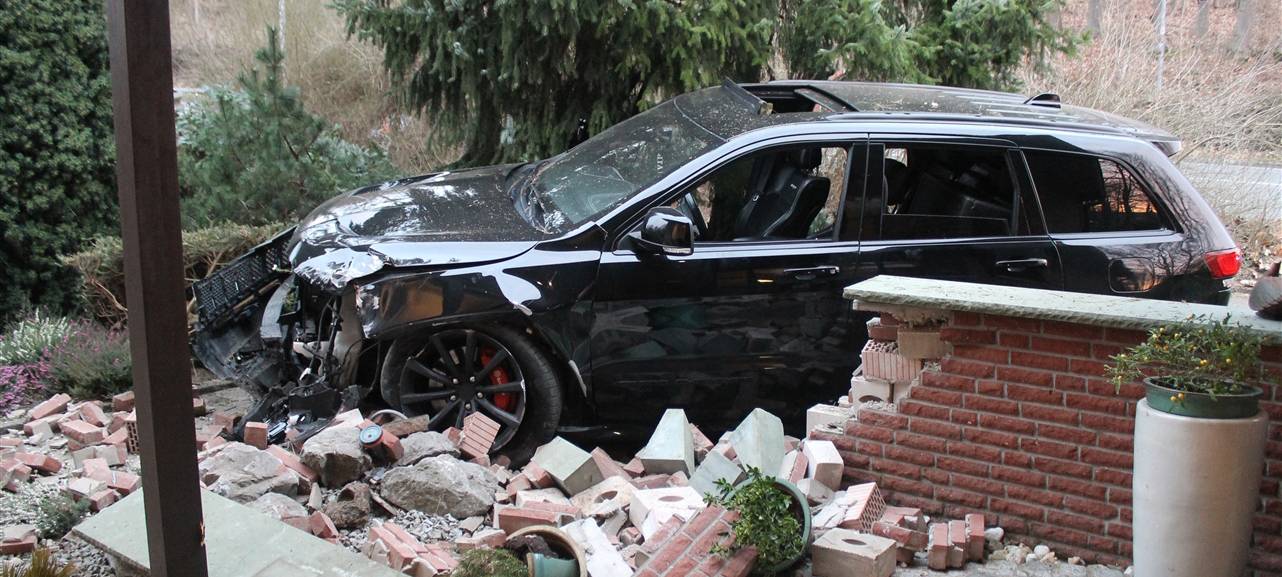 Jeep flüchtet vor Kontrolle in Menden: Fahrt endet in Mauer