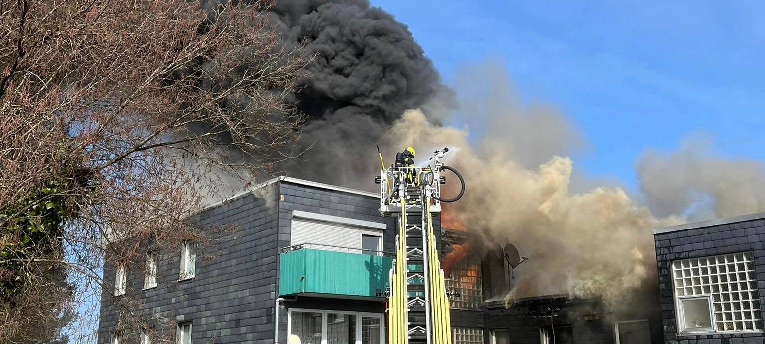 Beide Gebäudekomplexe standen zeitweise in Vollbrand, daraufhin seien auch die Dachkonstruktionen eingestürzt. Das Gebäude ist nach Angaben der Polizei unbewohnbar.
