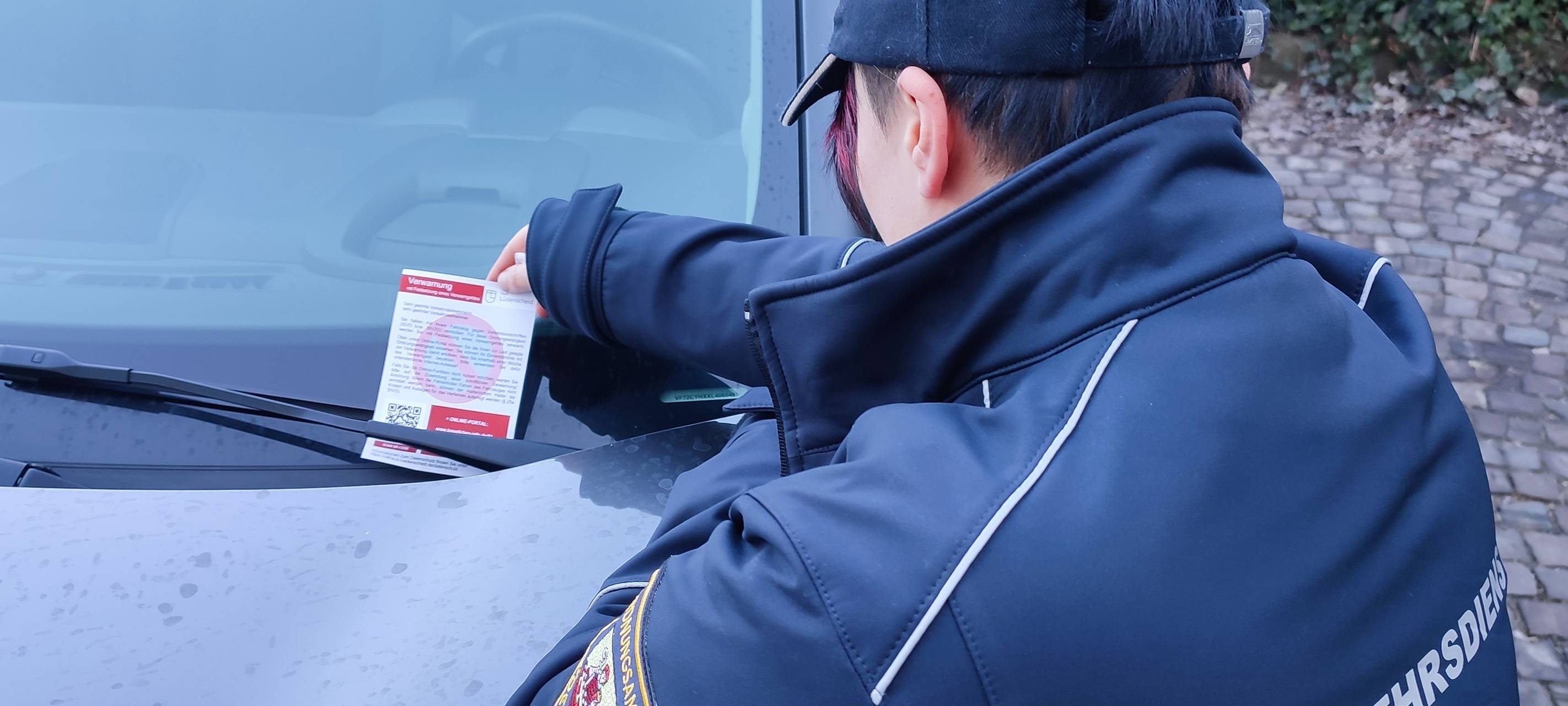 Die Mitarbeiter*innen des Ordnungsamtes hinterlassen jetzt einen Hinweiszettel mit QR-Code am Fahrzeug. Über den sollen laut Stadt die Verkehrssünder ihre „Knöllchen“ schnell und einfach online bezahlen.