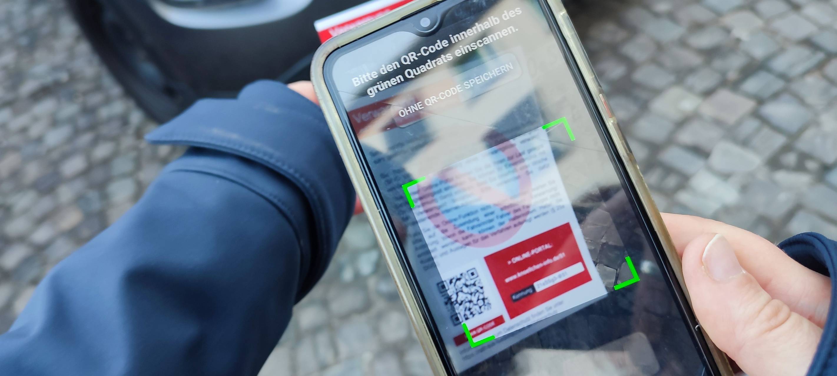 Die Mitarbeiterinnen des Ordnungsamtes hinterlassen jetzt einen Hinweiszettel mit QR-Code am Fahrzeug. Über den sollen laut Stadt die Verkehrssünder ihre „Knöllchen“ schnell und einfach online bezahlen.