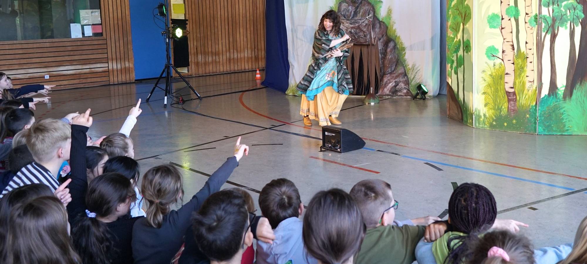 Saatschule: Theater gegen Rassismus