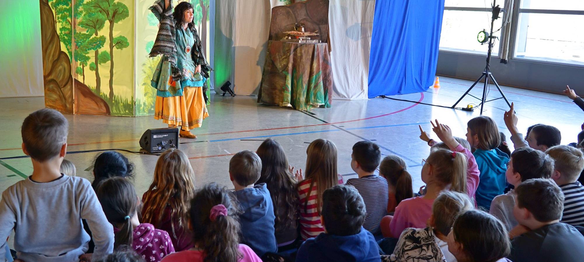 Saatschule: Theater gegen Rassismus