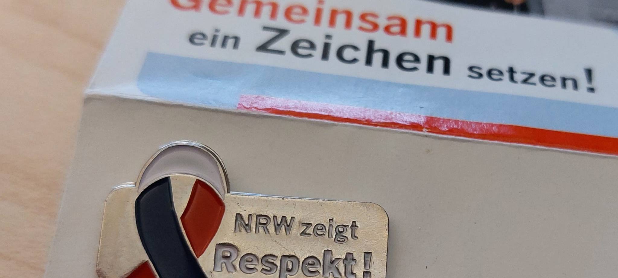 Verwirrter Mann tritt Polizistin