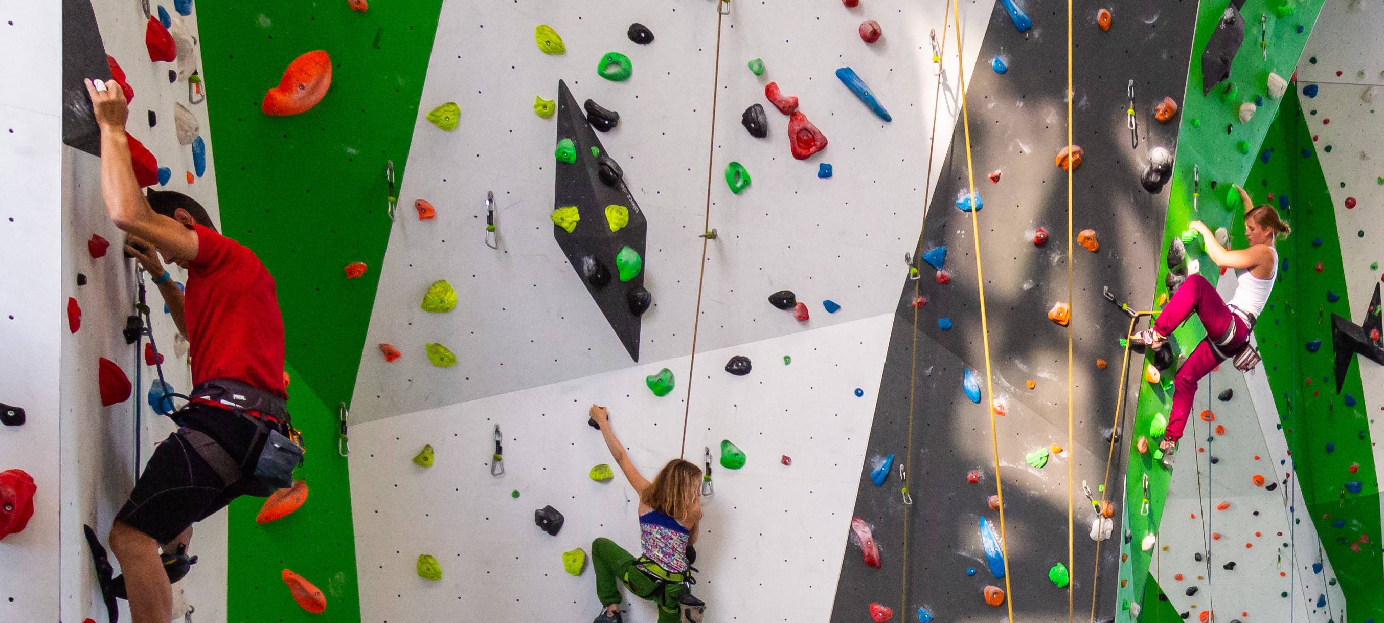 Sich gegenseitig zu unterstützen und sich als Familie mal ganz anders zu erleben, ist beim Klettern und Bouldern möglich - Ein Bildungsplanseminar der Jugendbildungsstätte des Märkischen Kreises. Foto: Brehm/ Märkischer Kreis