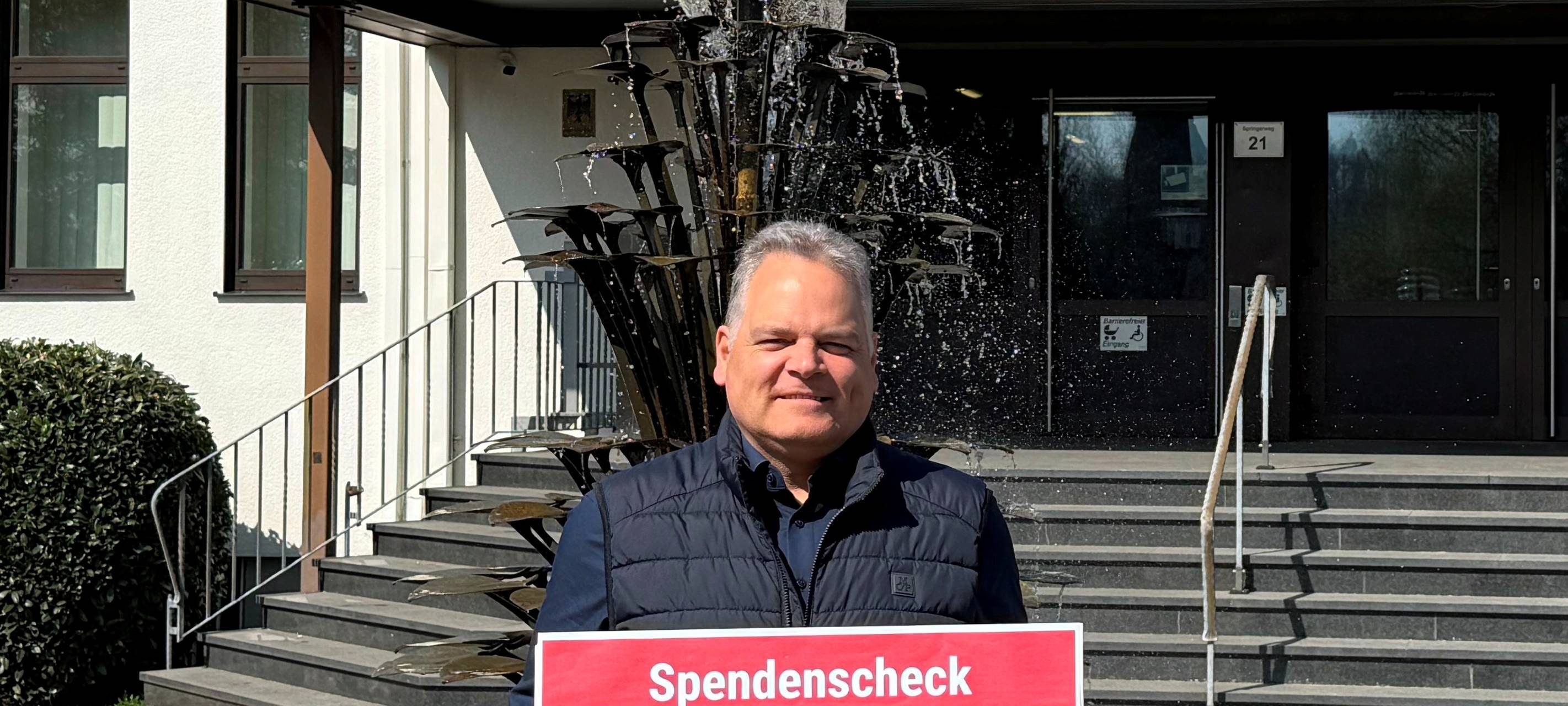 Spendenübergabe nach Brand in Kierspe