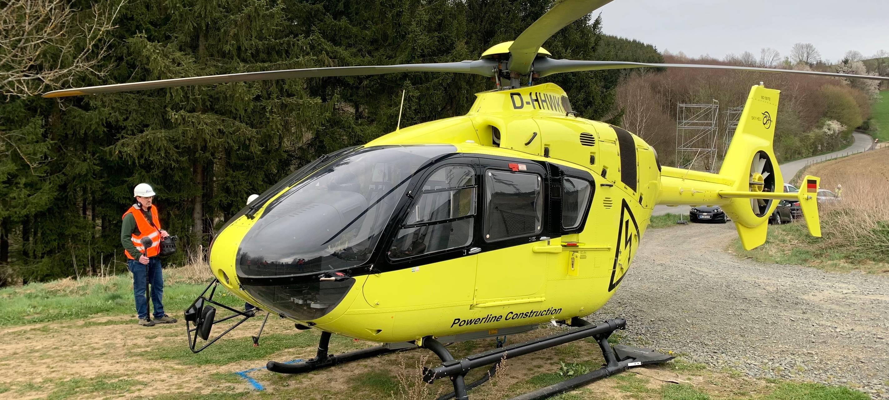 Hubschrauber arbeitet an Stromtrasse