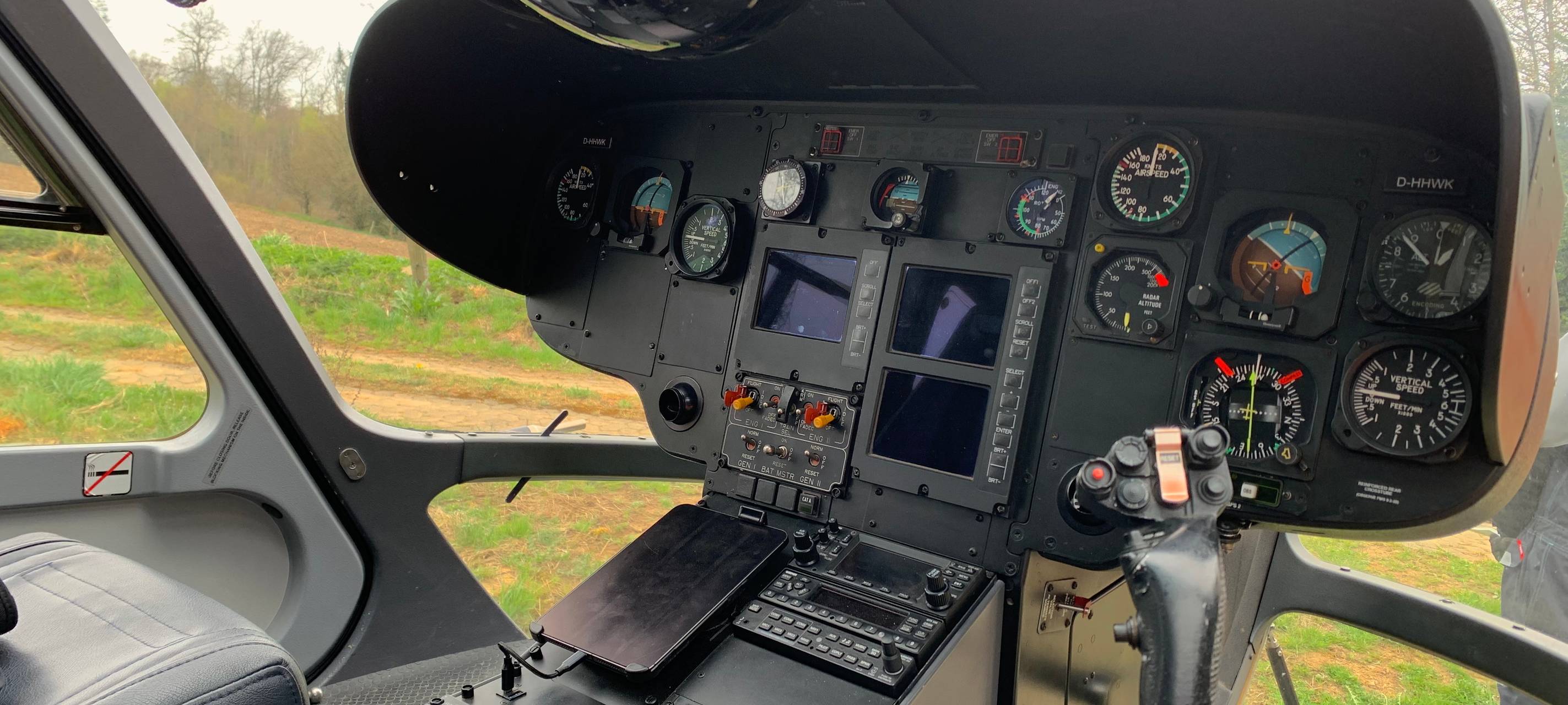 Hubschrauber arbeitet an Stromtrasse