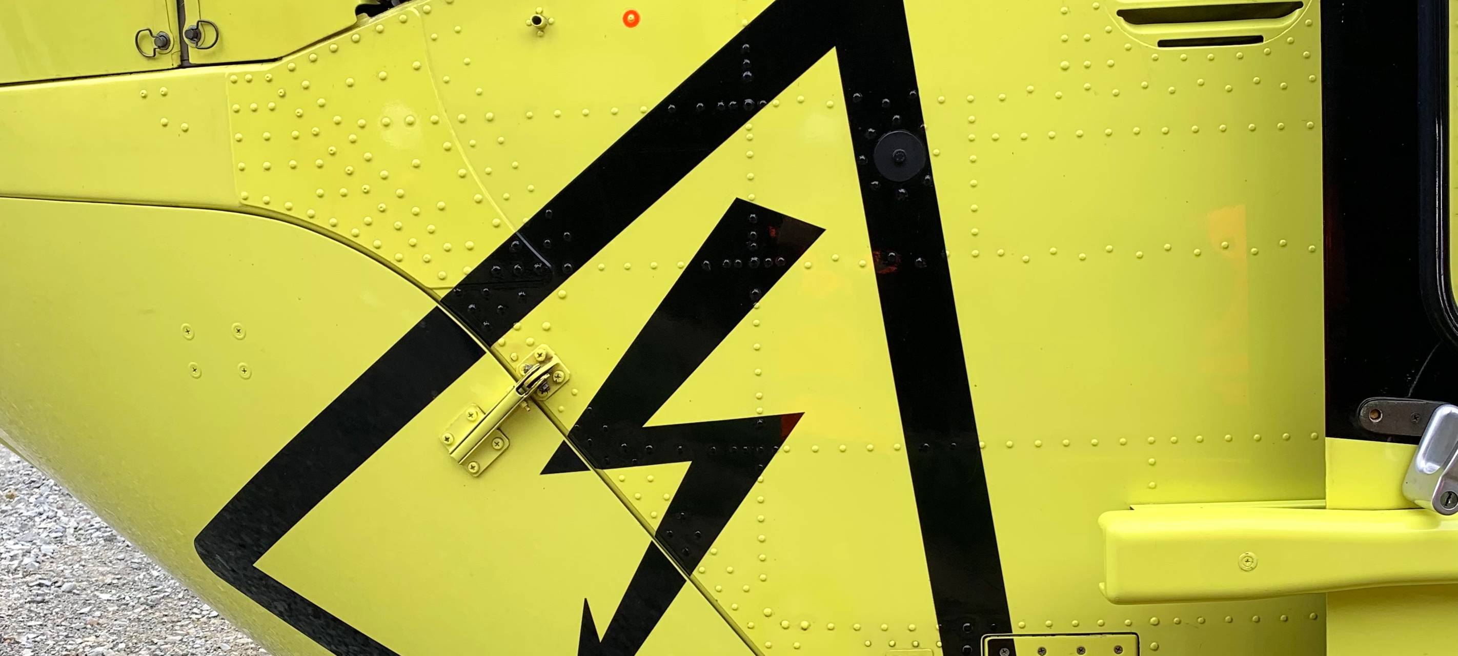 Hubschrauber arbeitet an Stromtrasse