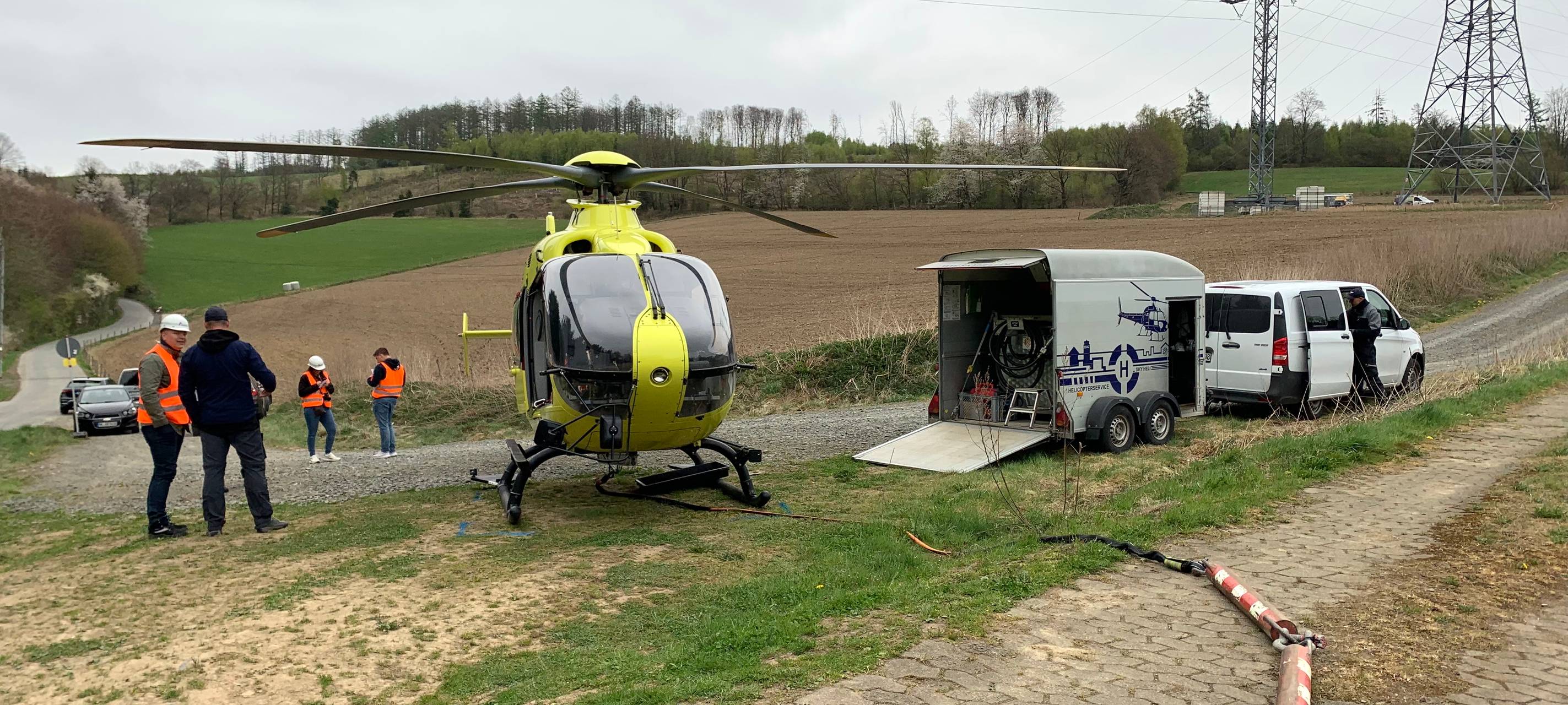 Hubschrauber arbeitet an Stromtrasse