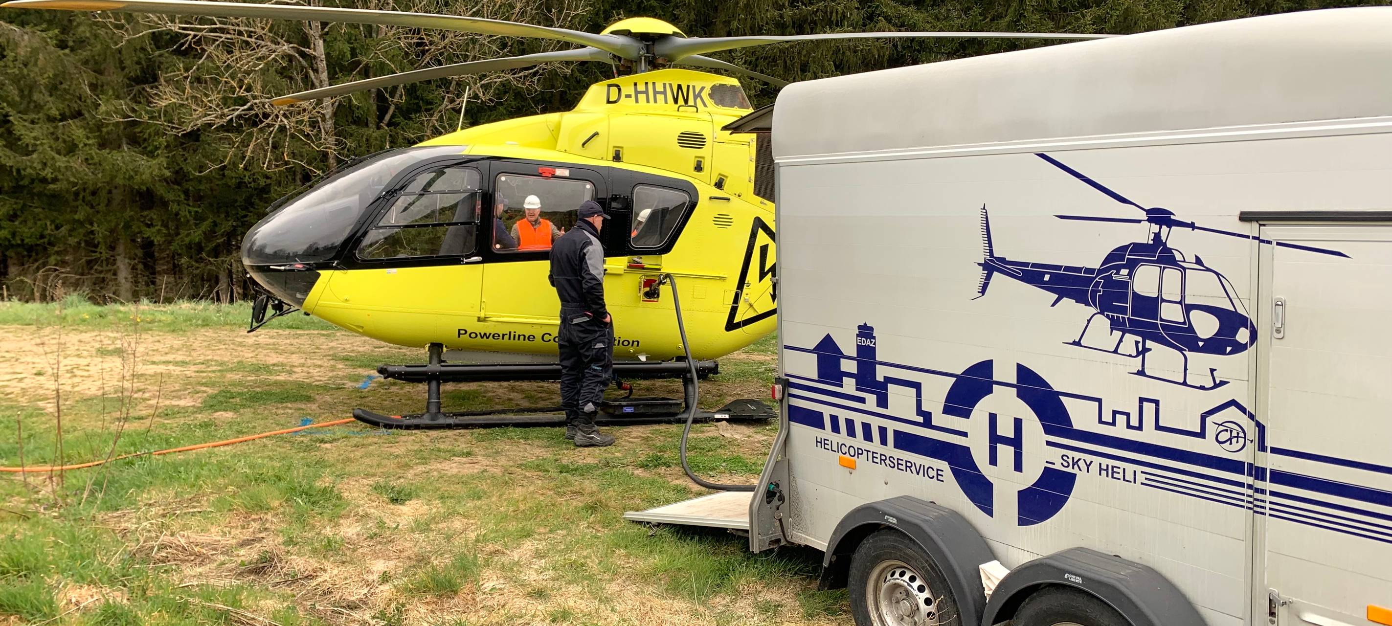 Hubschrauber arbeitet an Stromtrasse