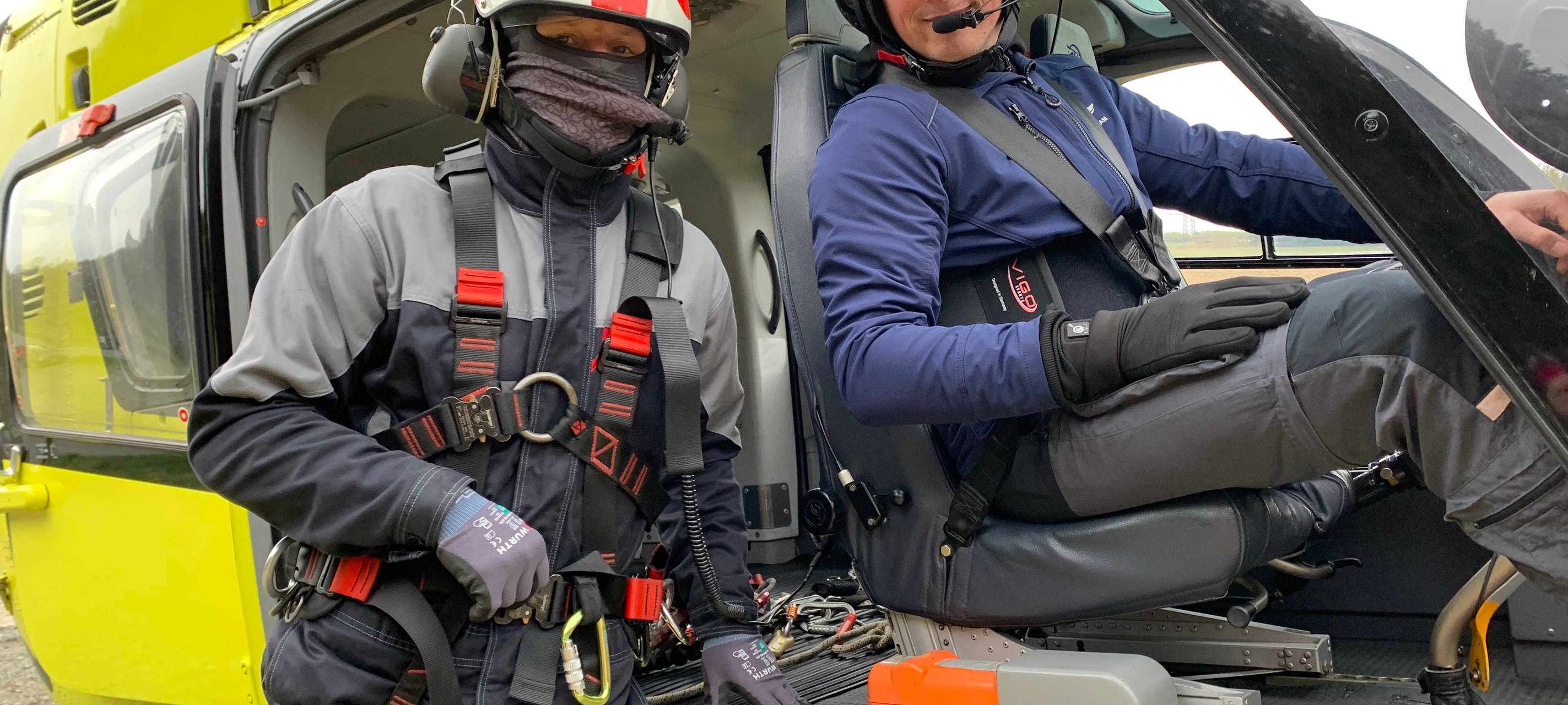 Hubschrauber arbeitet an Stromtrasse