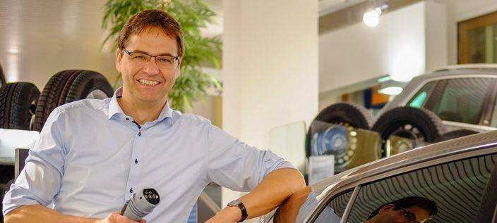 Europaabgeordneter Peter Liese steht an einem E-Auto.