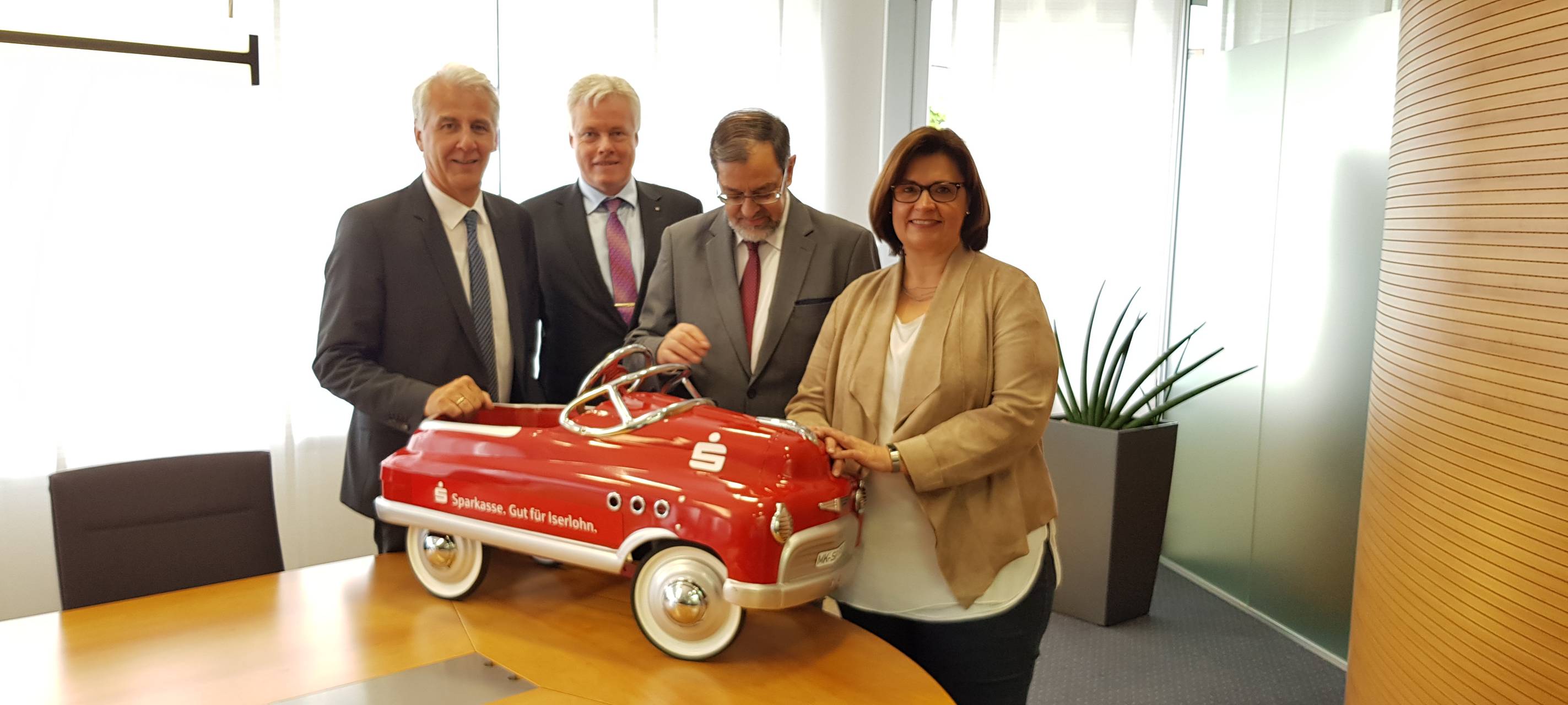 Sparkasse spendet Vereinsfahrzeuge