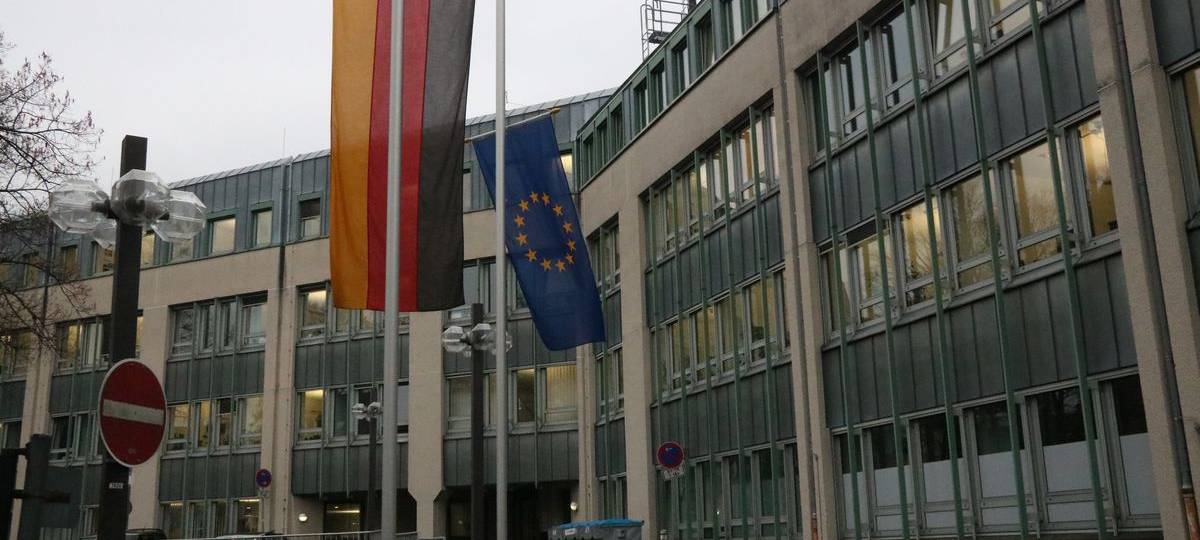 Vor dem neuen Rathaus in Menden wehen die Flaggen an diesem Montag (12.05) auf Halbmast.