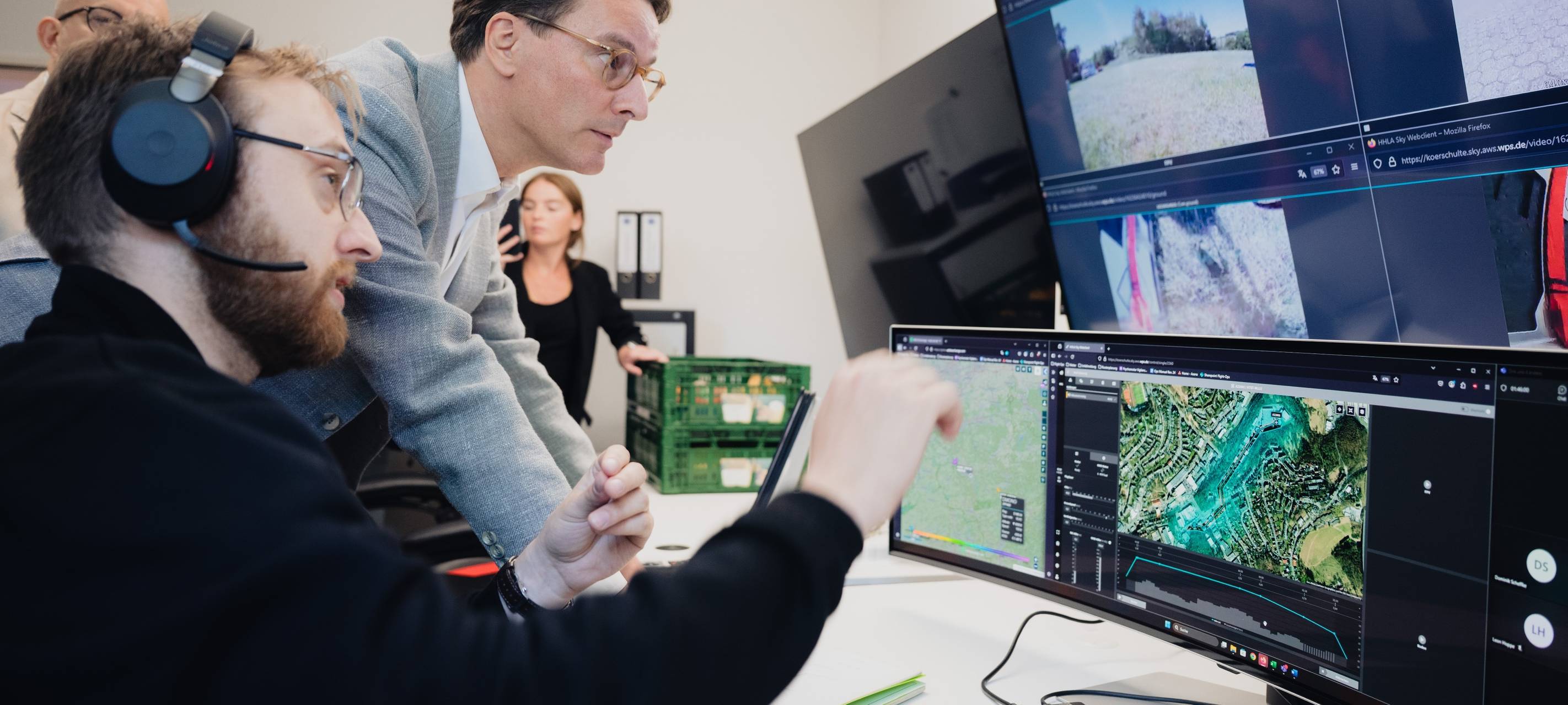 Im Kontrollzentrum behält ein Mitarbeiter den Flug der Drohne u.a. per Videoüberwachung und Drohnenortung im Überblick.