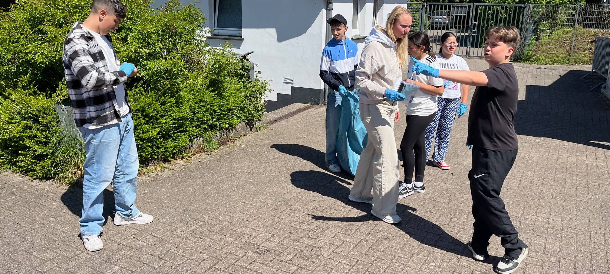 Schüler sammeln säckeweise Müll in Plettenberg