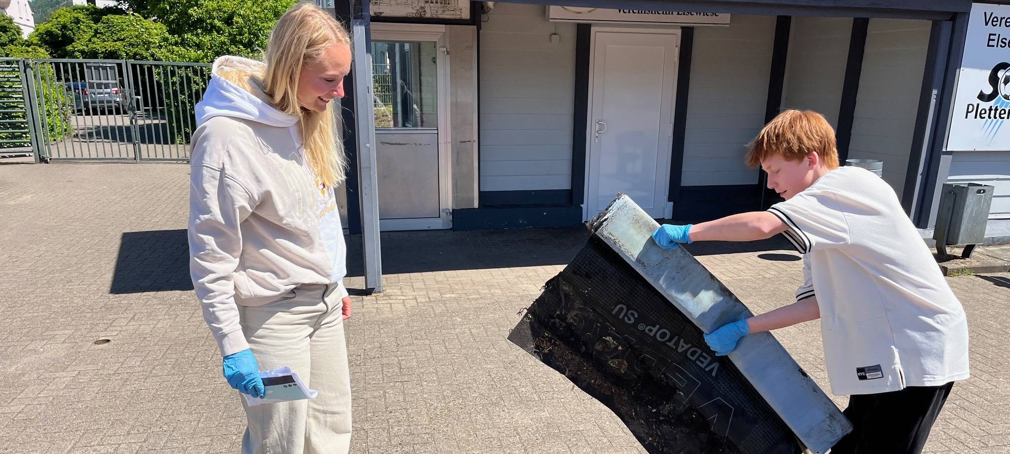 Schüler sammeln säckeweise Müll in Plettenberg