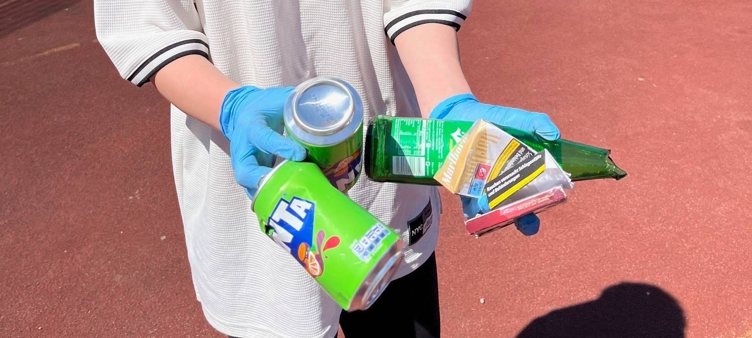 Schüler sammeln säckeweise Müll in Plettenberg