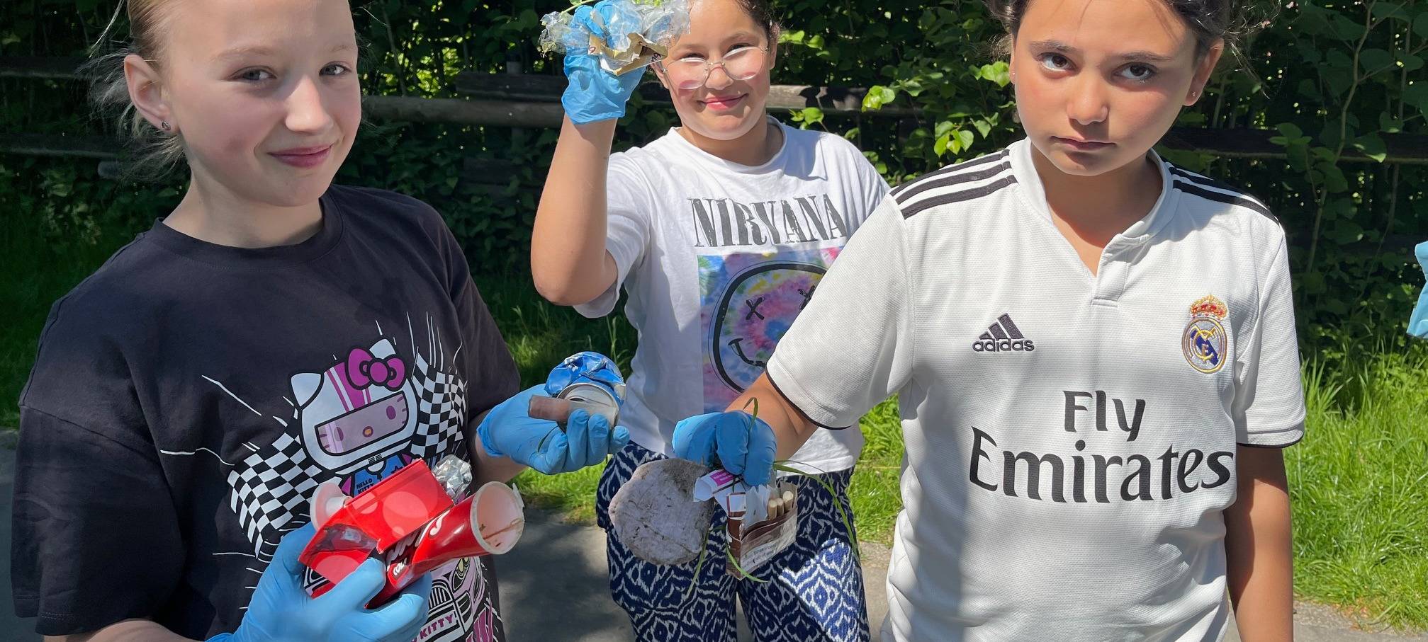 Schüler sammeln säckeweise Müll in Plettenberg