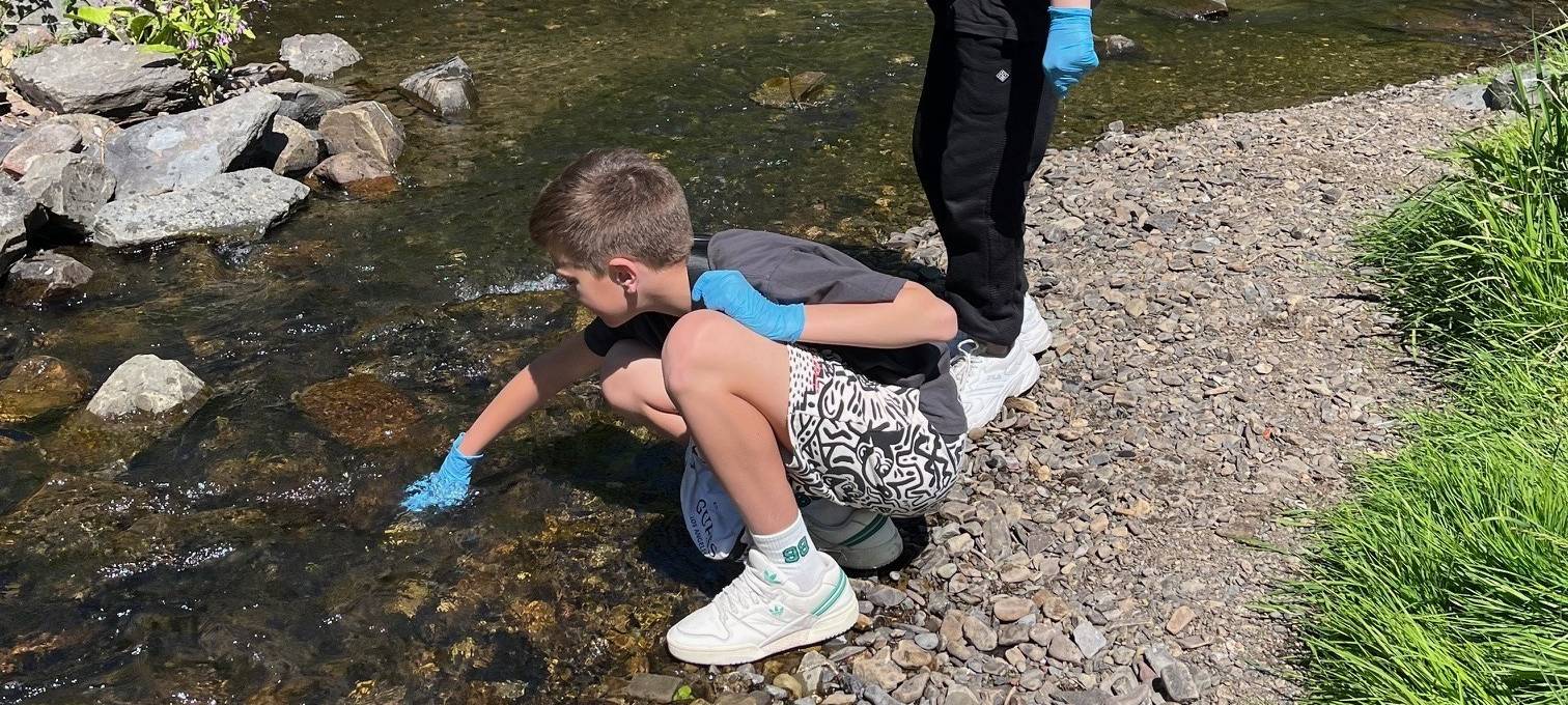 Schüler sammeln säckeweise Müll in Plettenberg