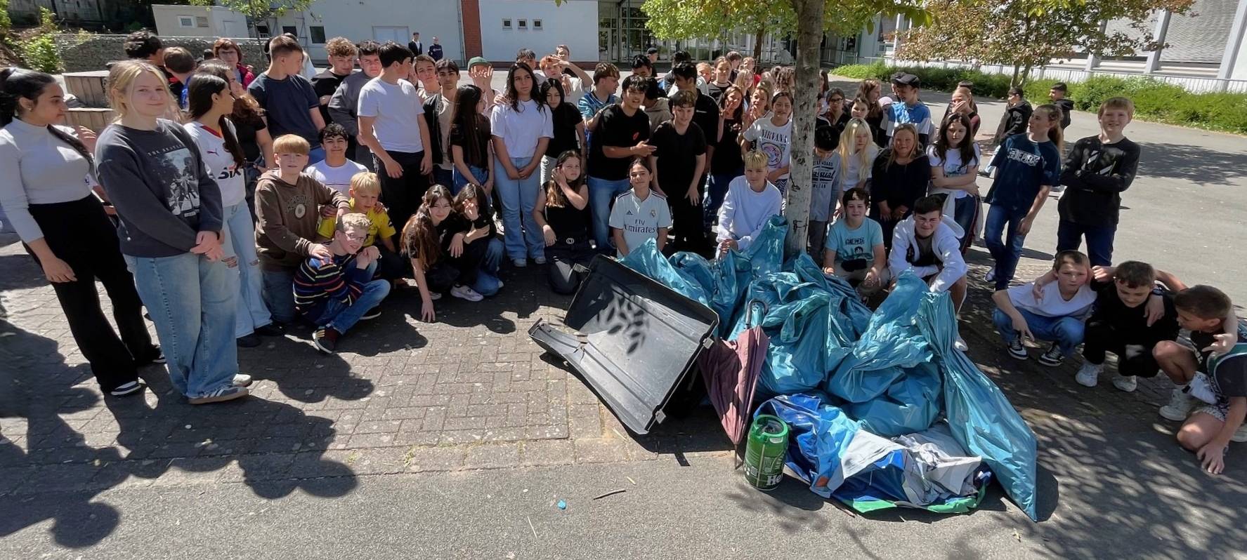 Schüler sammeln säckeweise Müll in Plettenberg