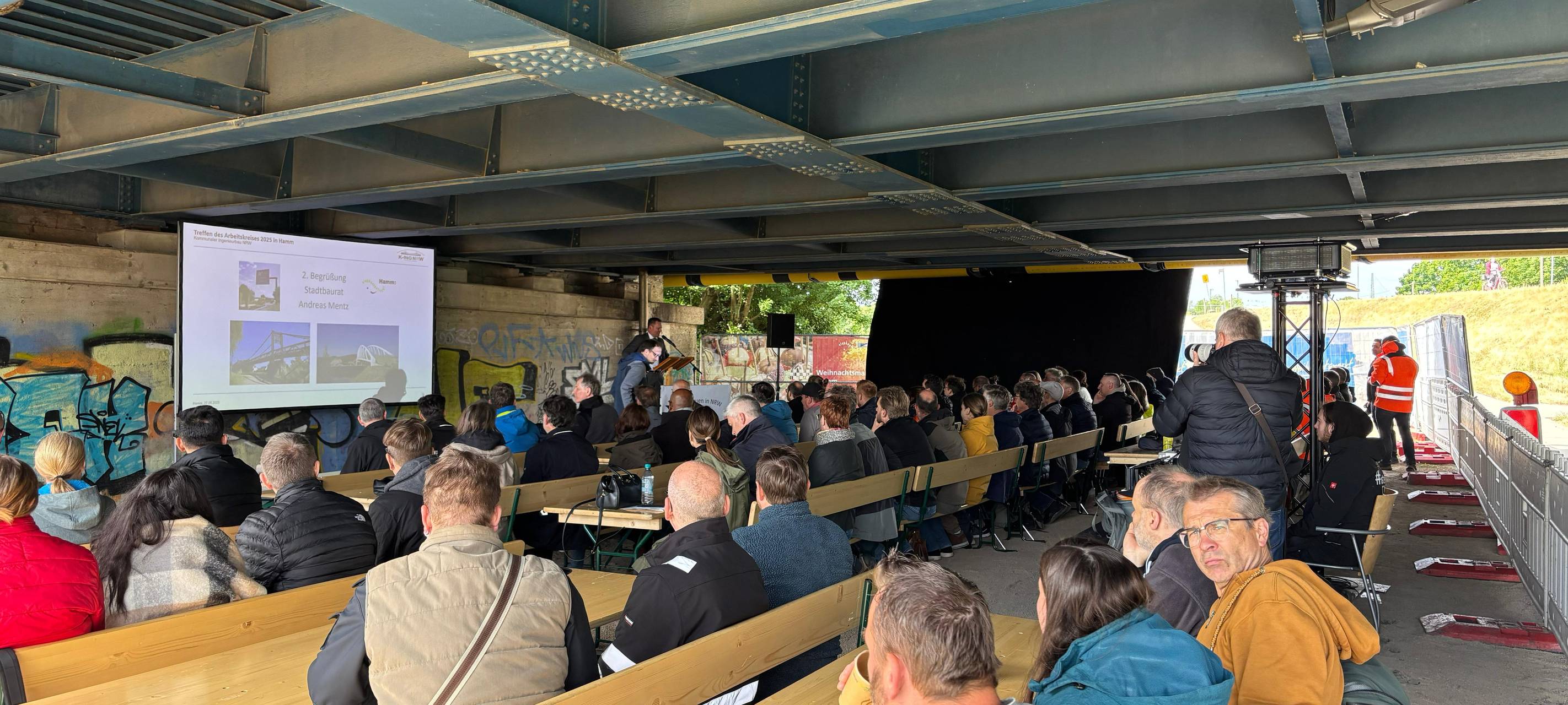 Personen hören einer Präsentation im Erlebensraum Lippeaue gespannt zu.