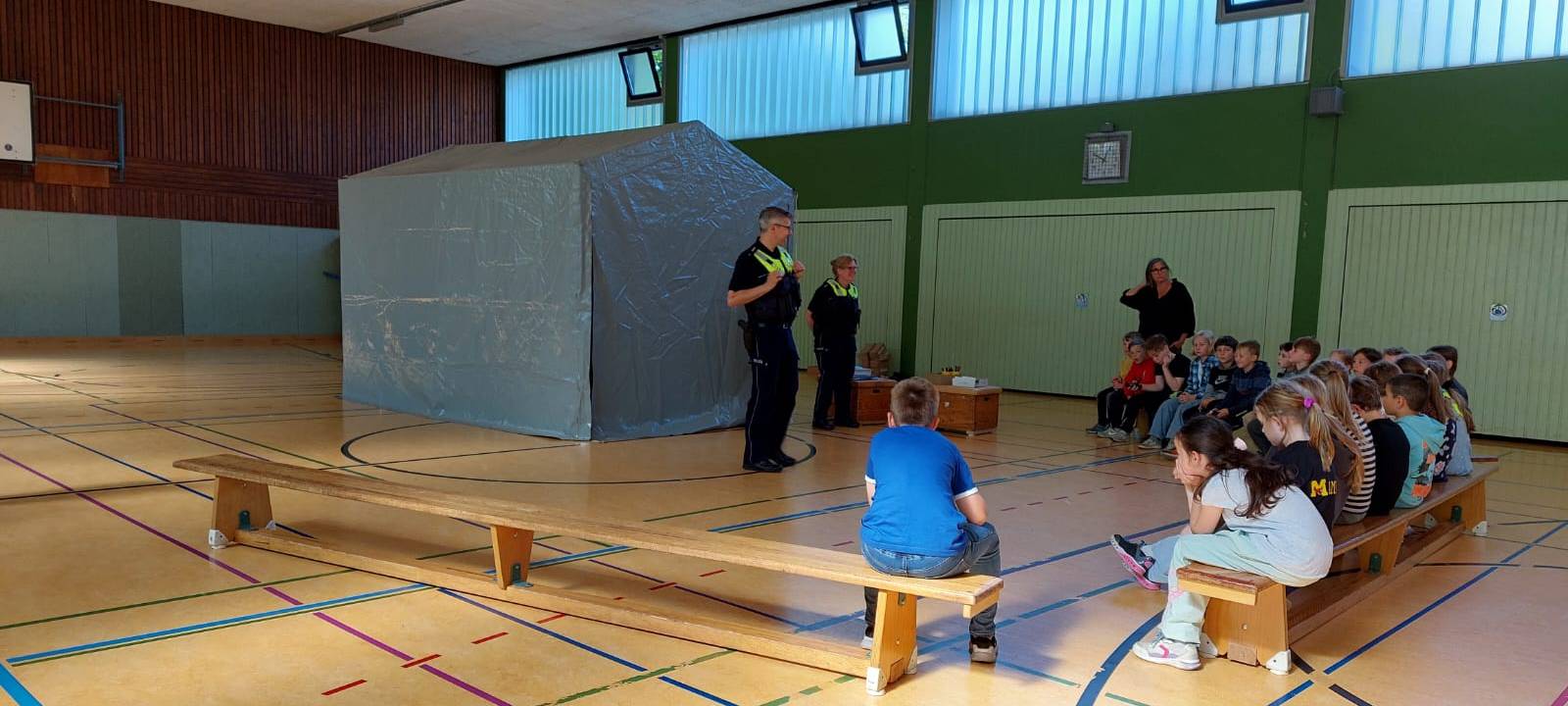 Sichtbar auch im Dunkeln - Iserlohner Schüler lernen von der Polizei