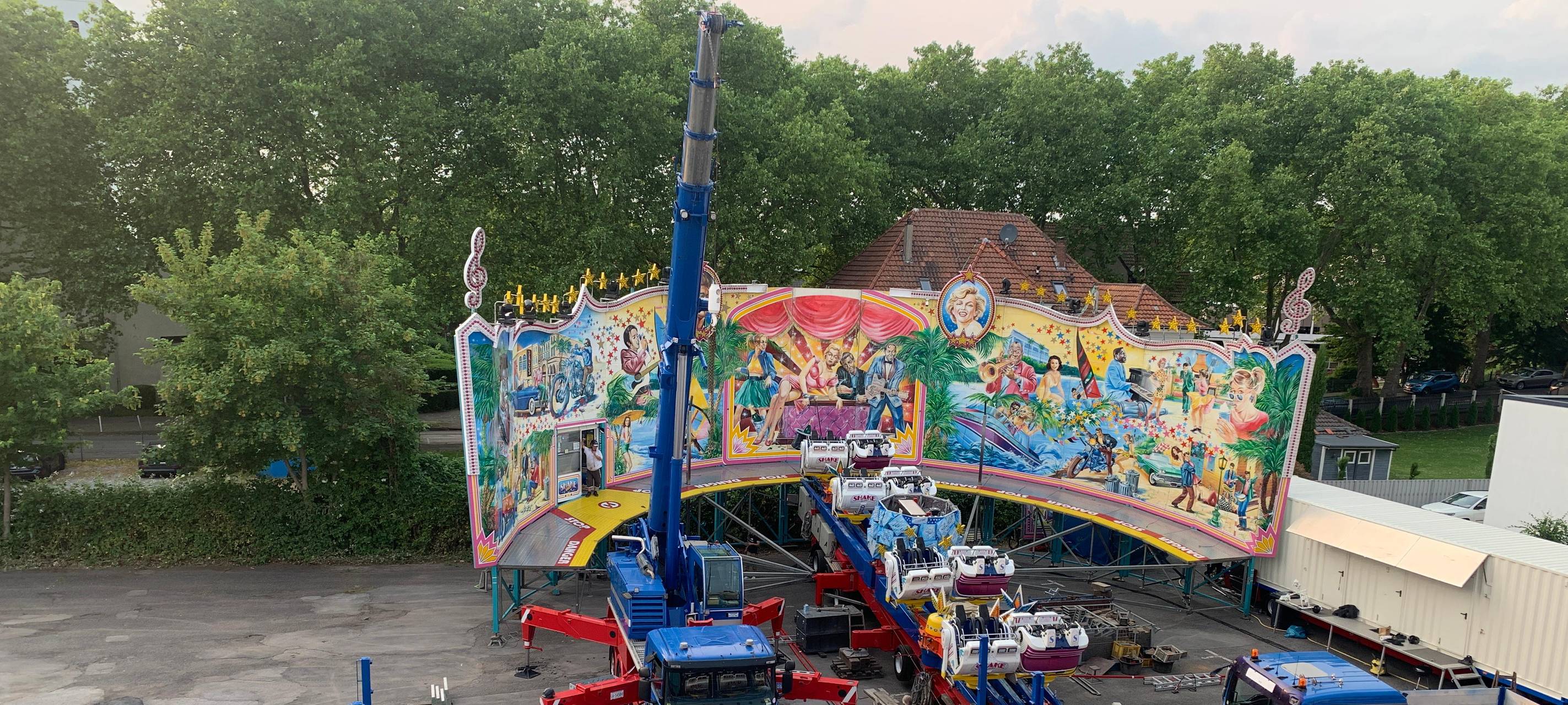 Aufbau der Pfingstkirmes Menden