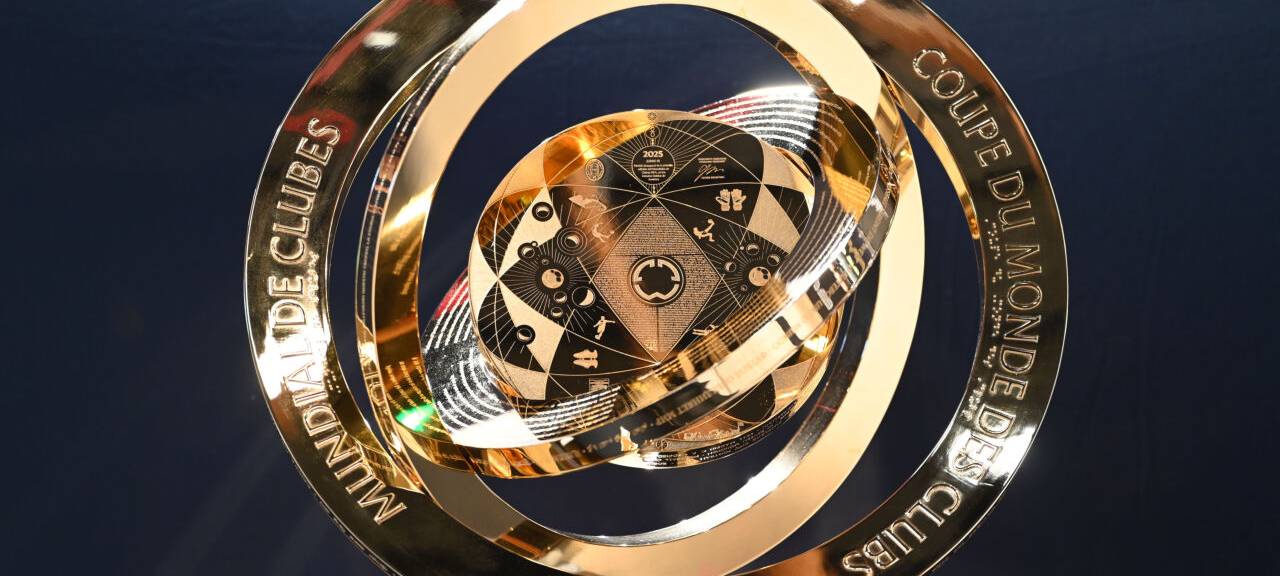 Der Pokal der Fifa Club-WM 2025 ist während der „Trophy Tour“ in der FC Bayern World zu sehen