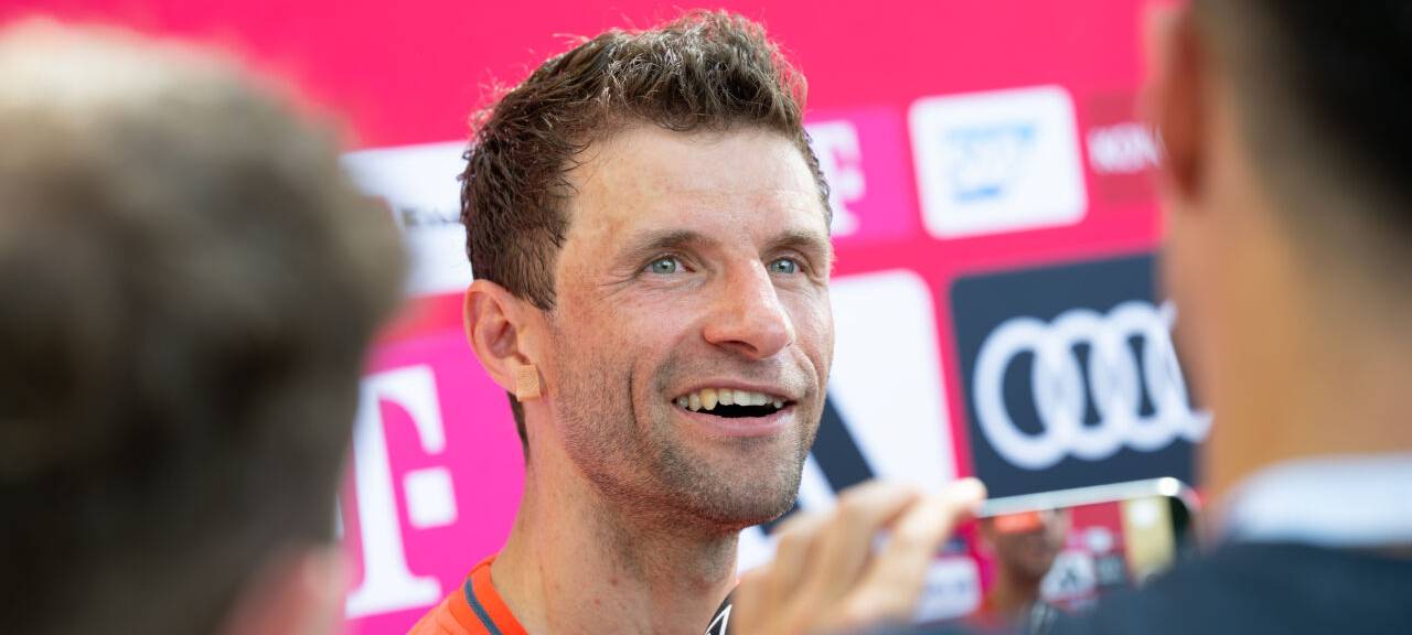 Thomas Müller, Spieler des FC Bayern München, lacht bei einem Presetermin.