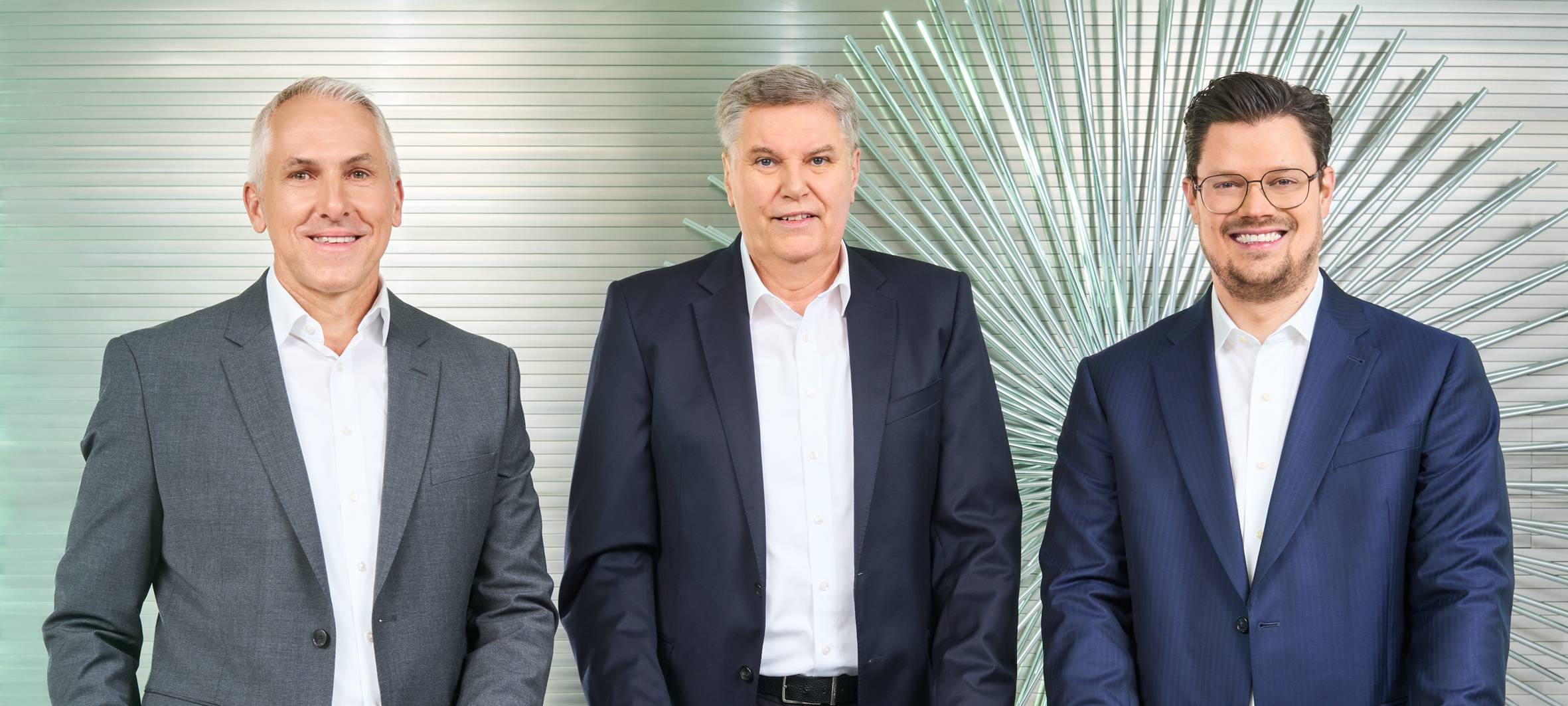 Neuaufstellung für Markt und Marke: Rainer Emig, Veltins-Geschäftsführer Vertrieb, Dr. Volker Kuhl, Sprecher der Geschäftsführung, und Fabian Veltins, Veltins-Geschäftsführer Marketing (v.l.). Damit geht die Brauerei C. & A. Veltins geschlossen in die Zukunft.