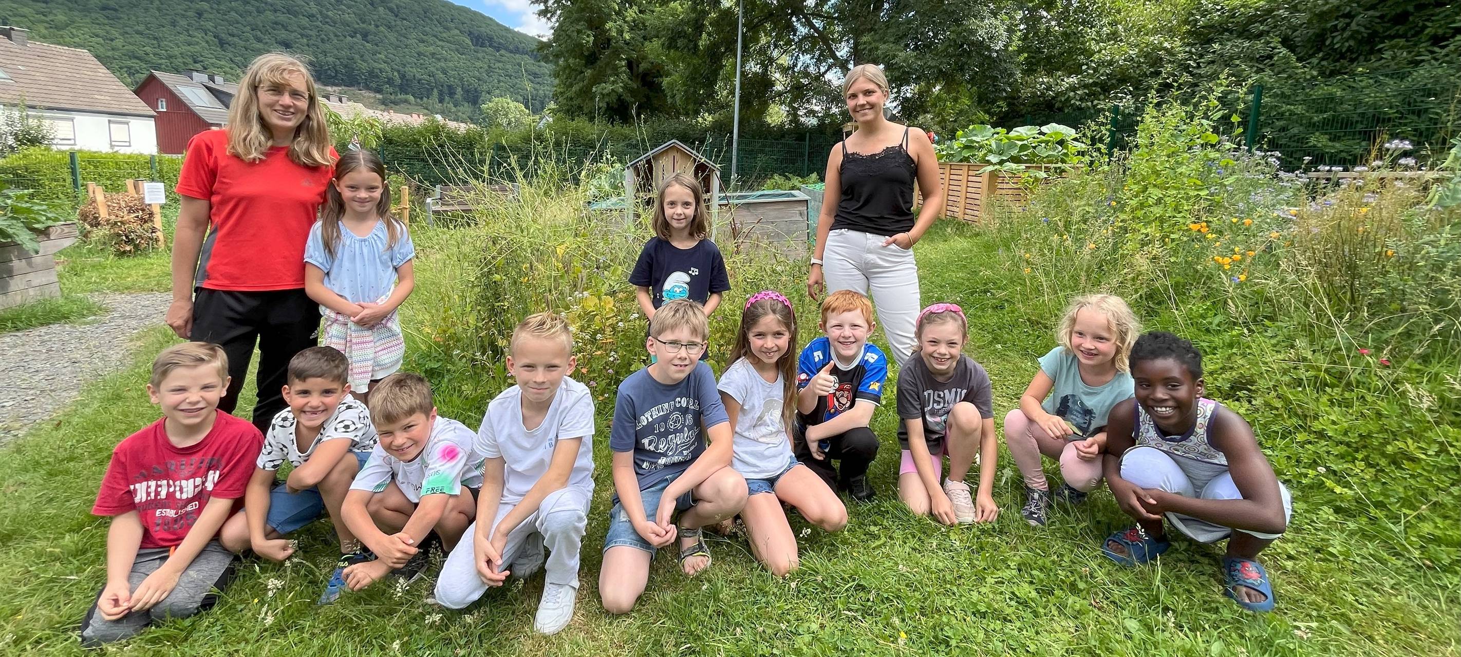 Kleine Gärtner lieben Bienen und: Kirschen