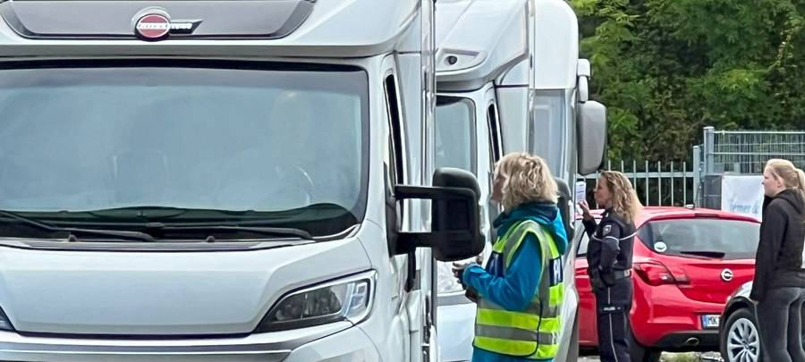 Polizei wiegt Wohnwagen in Hemer