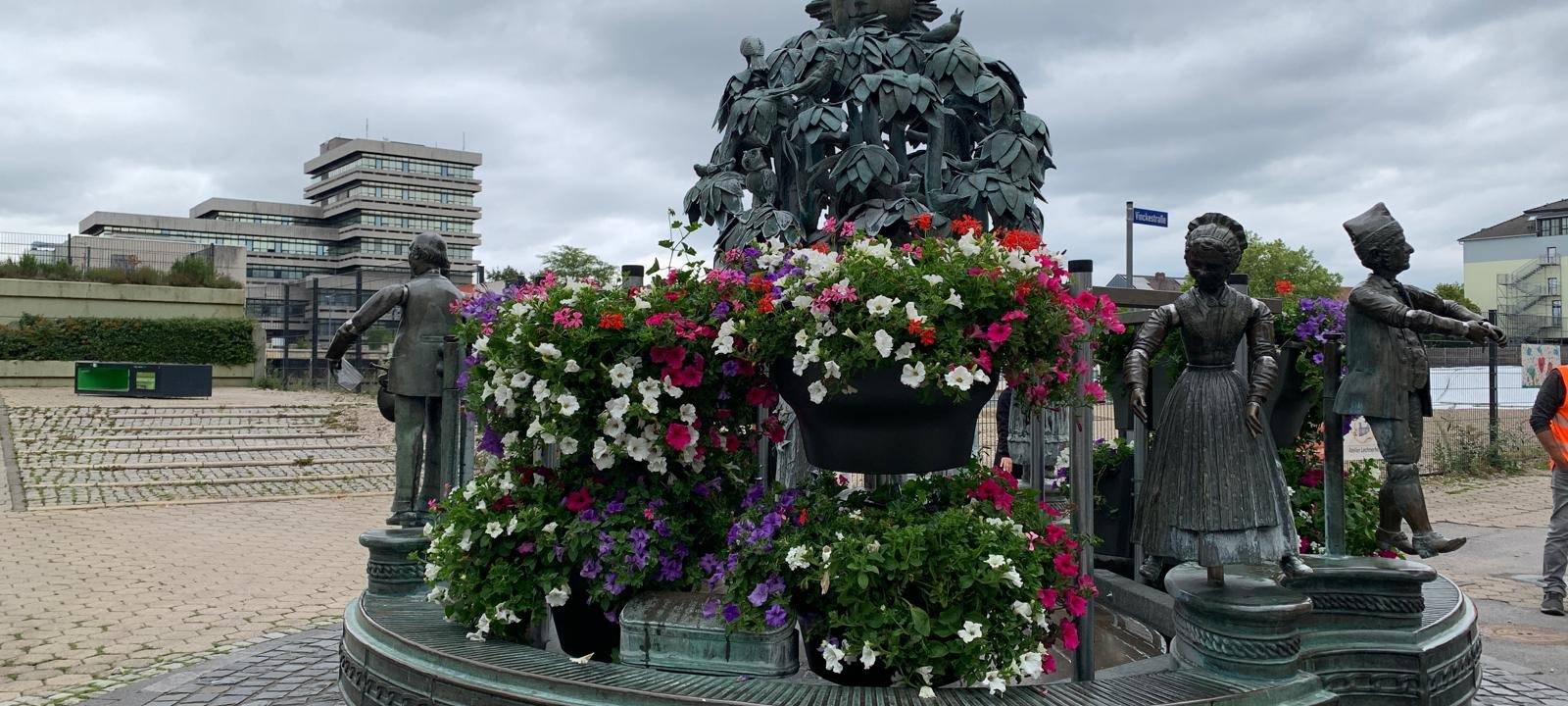 Iserlohn: Blumen im Stirnbergbrunnen