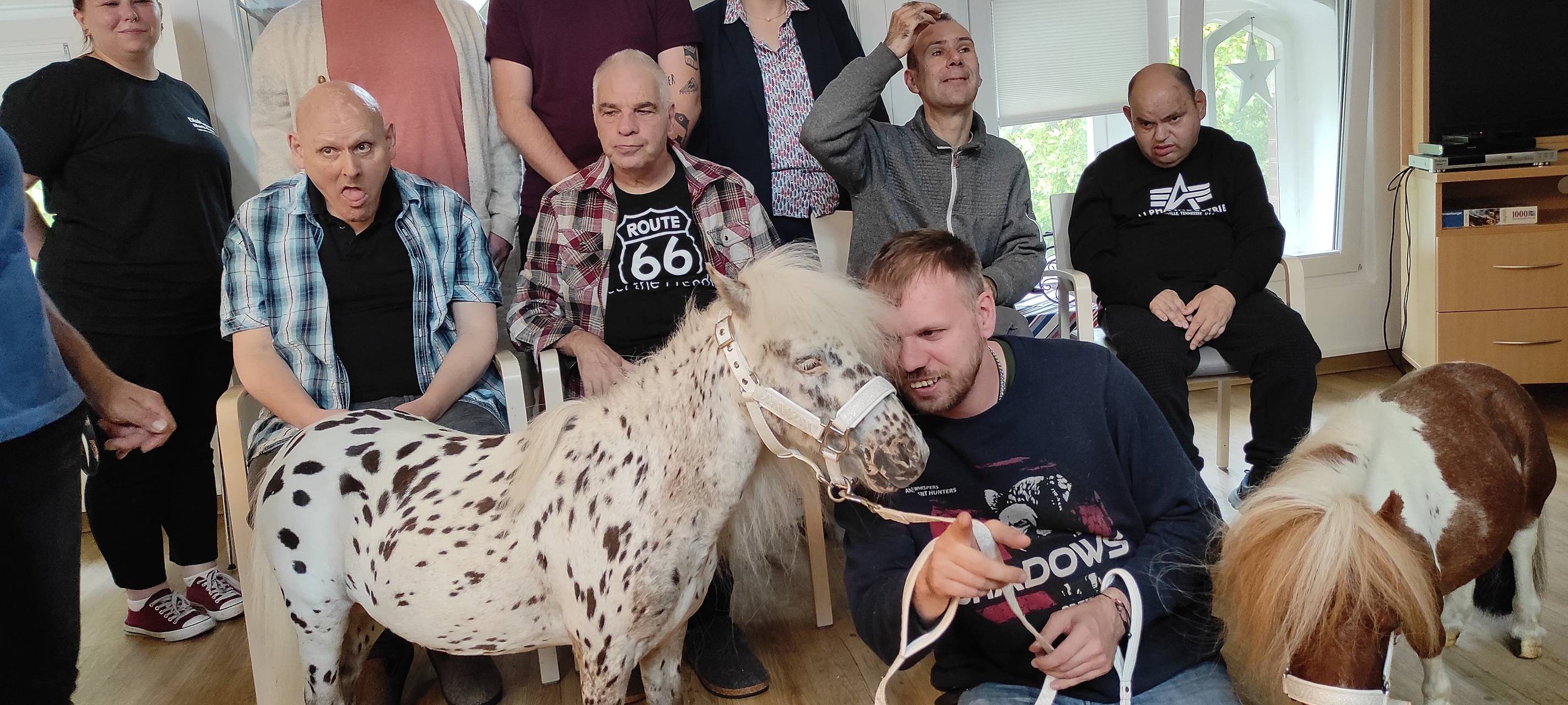 Mini-Therapiepony Pumuckel zu Besuch in Letmathe
