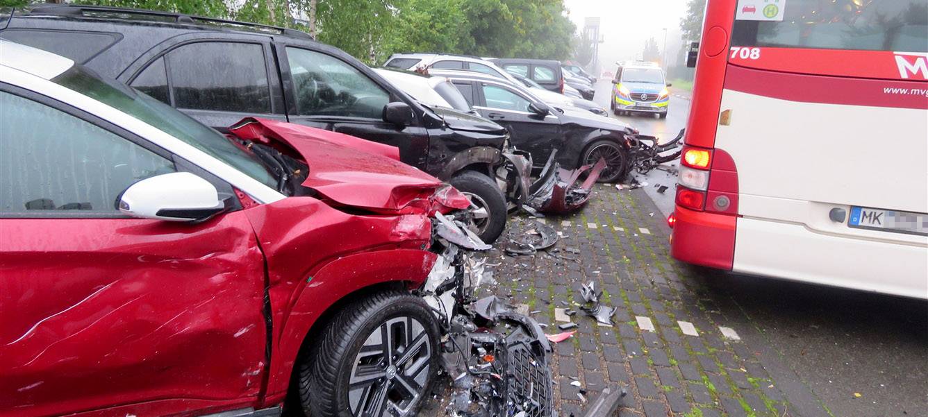 Busfahrer demoliert neun Autos in Meinerzhagen