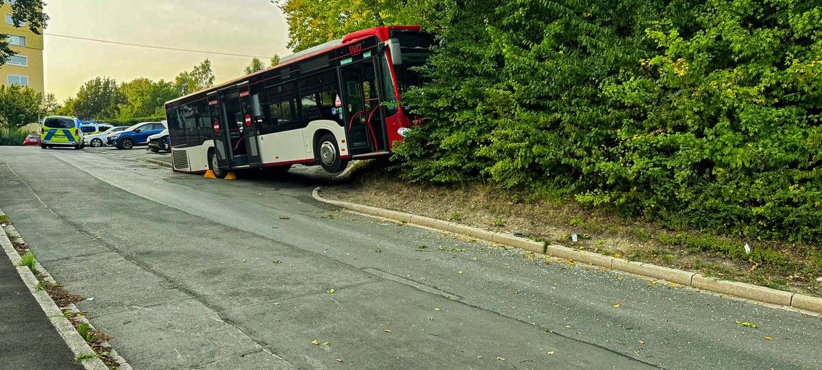 Linienbus demoliert Autos in Iserlohn