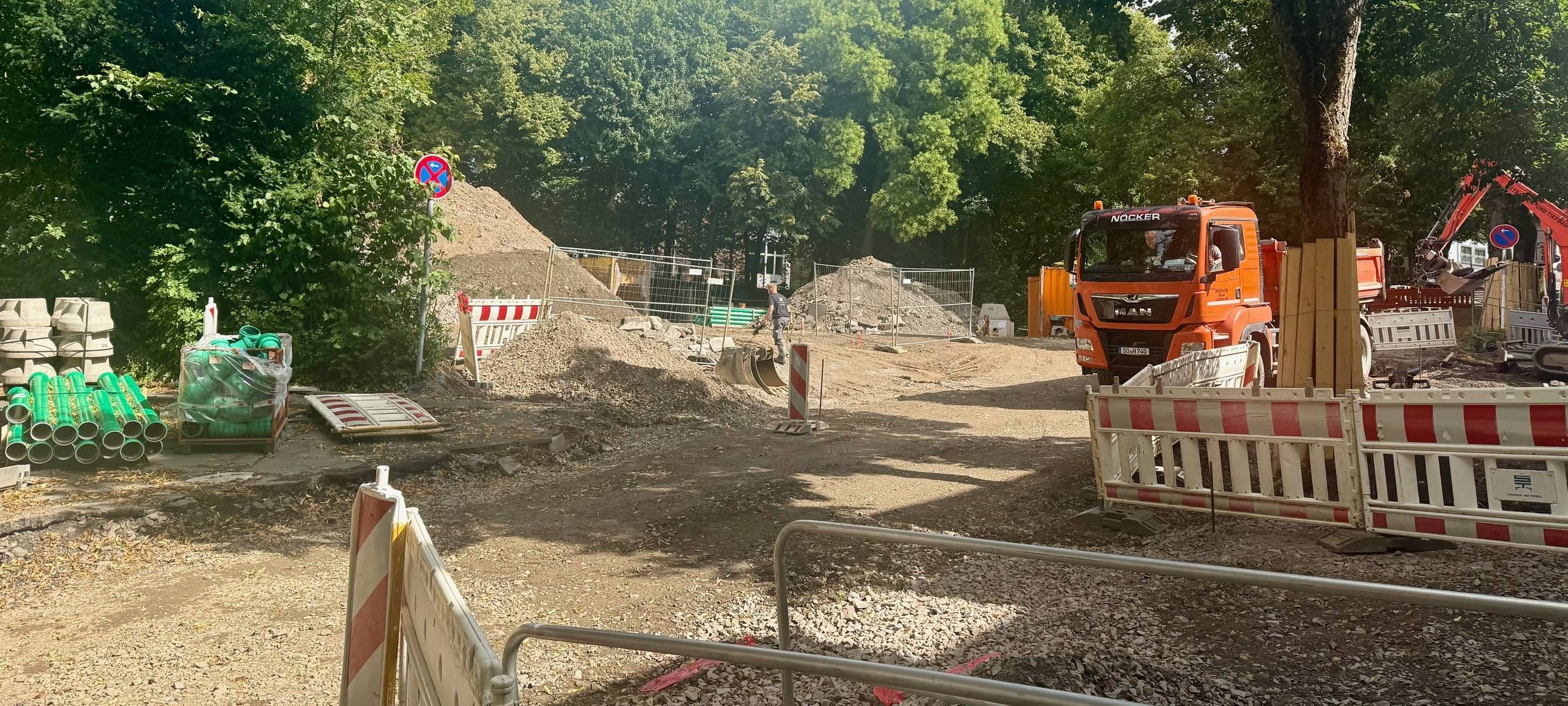 Die Großbaustelle am Jahnplatz in Lüdenscheid bringt neue Fahrbahndecken, Stellplätze und eine bessere Entwässerung für die Stadt.