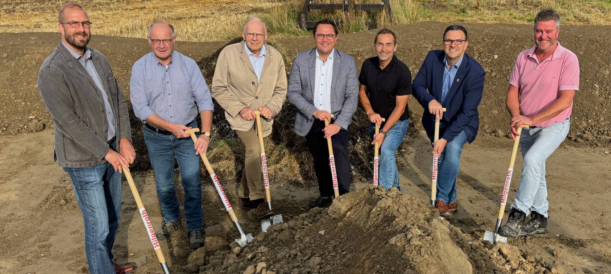 Offizieller Spatenstich für den neuen Radweg entlang der K16 zwischen Iserlohn-Sümmern und Menden (von links): Dr. Tobias Wilms (Baudezernent Stadt Menden), Wolfgang Hilgenroth (Firma Hilgenroth), Hubertus Schulte-Filthaut (Vorsitzender des Bau- und Straßenausschusses), Landrat Marco Voge, Manfred Fischer (Fachbereichsleiter), Michael Joithe (Bürgermeister Stadt Iserlohn), Carsten Glänzel (Fachdienst Hochbau).