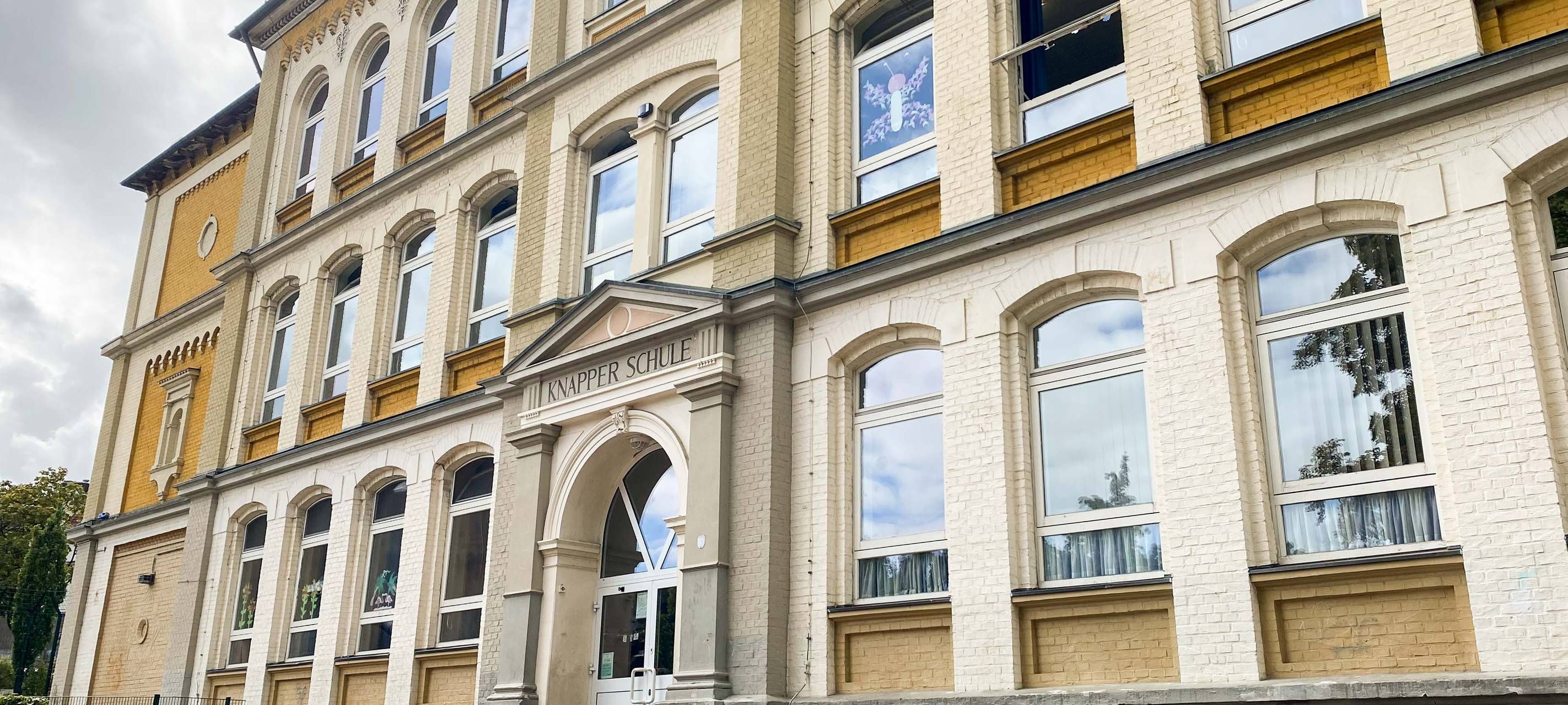 Lüdenscheid: Lampen fallen von Schuldecke