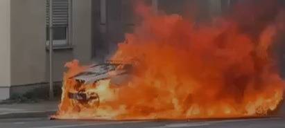 Autobrand in Hemer: Technischer Defekt vermutet