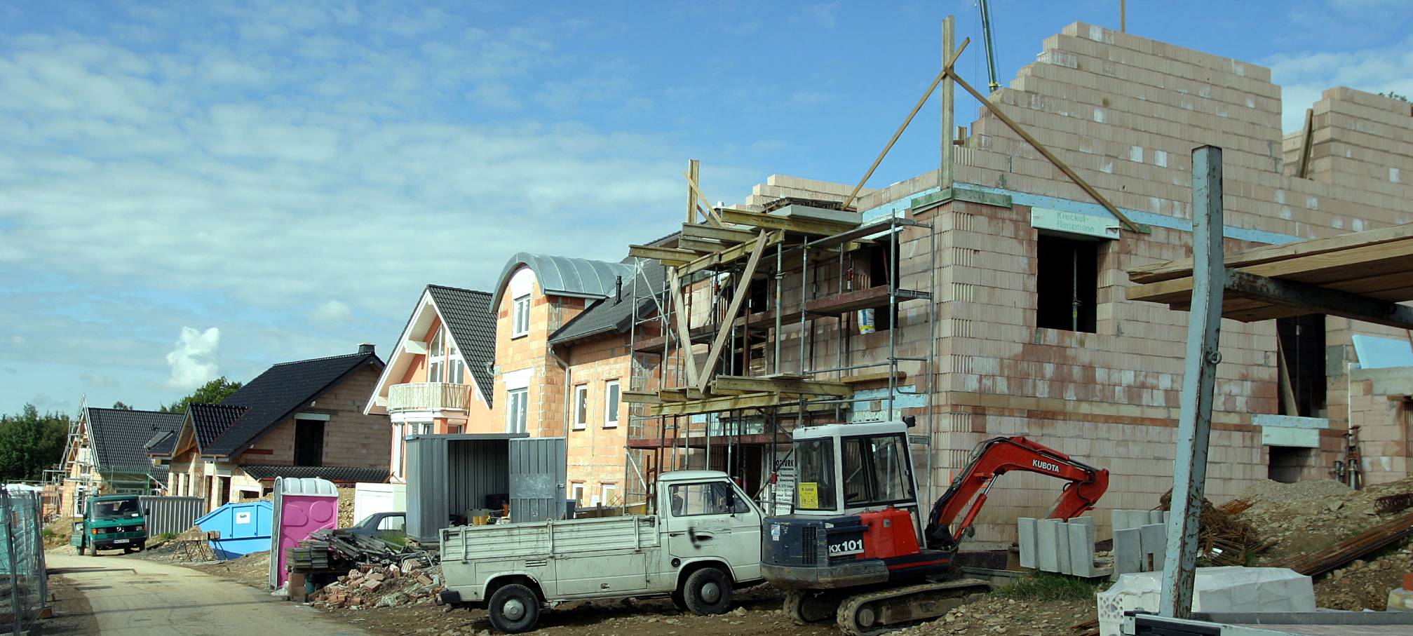 Auf einer Baustelle im Märkischen Kreis werden neue Häuser gebaut.