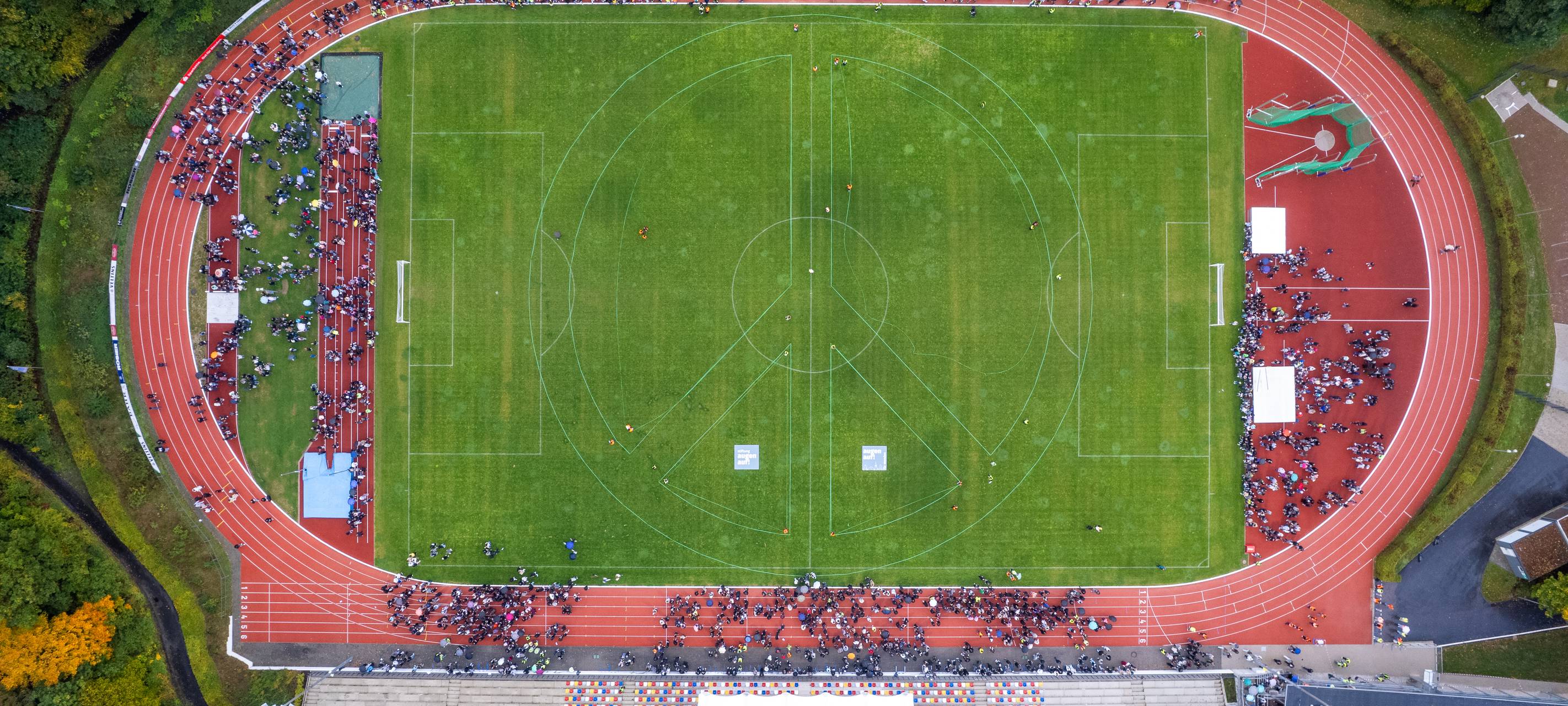 Weltrekord in Menden: Größtes Peace-Zeichen der Welt