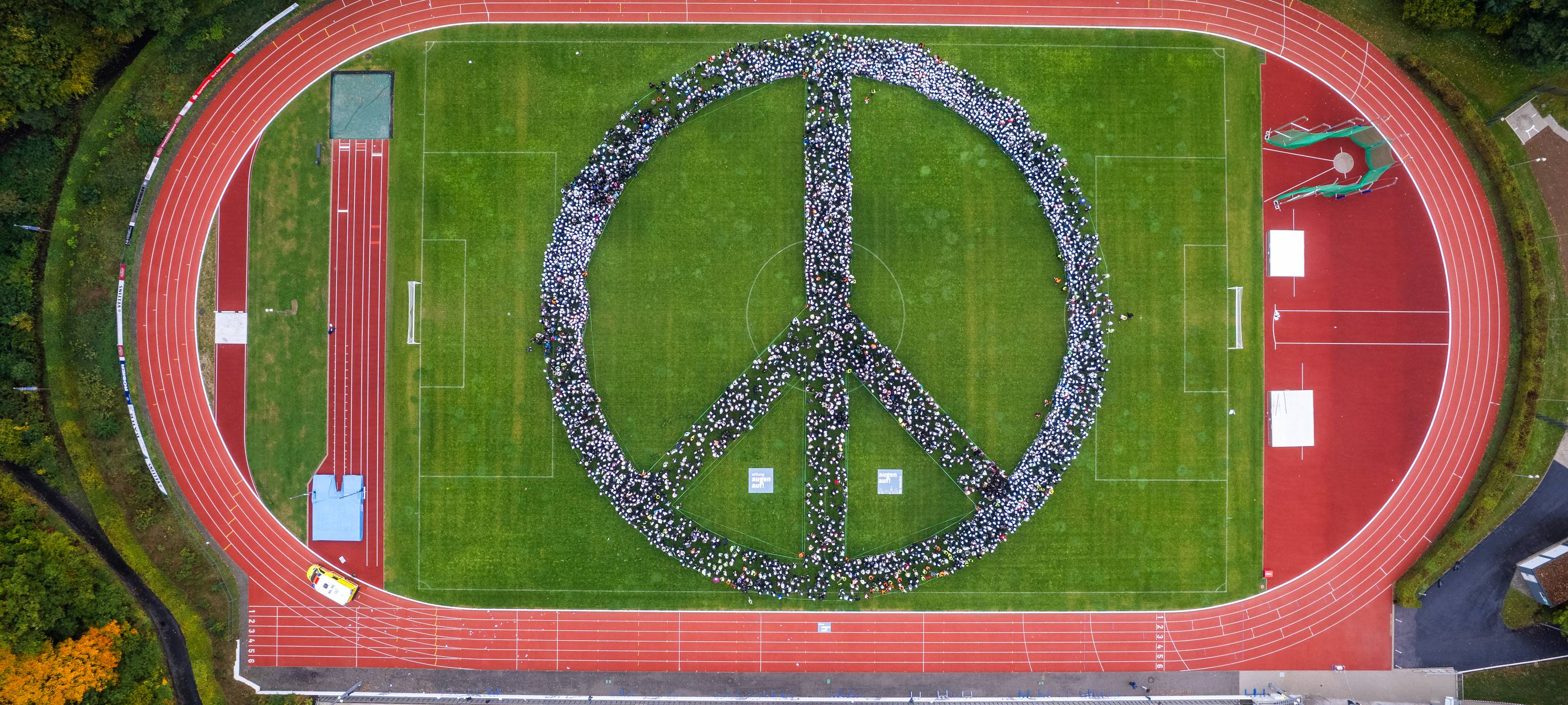 Weltrekord in Menden: Größtes Peace-Zeichen der Welt