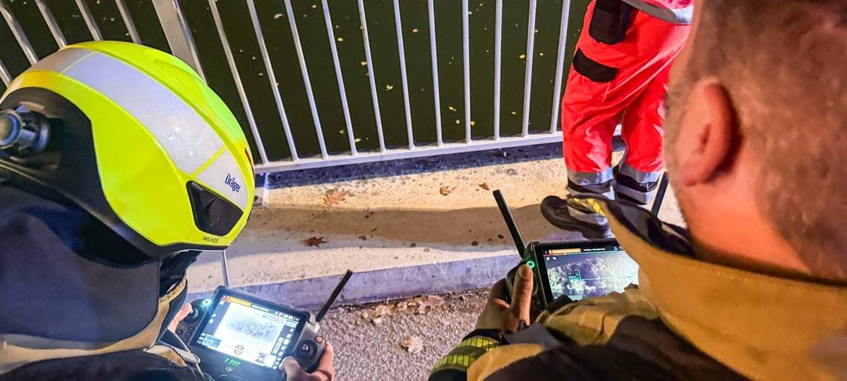 Einsatzstelle an der Schoofs Brücke: Feuerwehr und Rettungskräfte suchten mit Booten und Drohnen nach dem vermissten Mann.