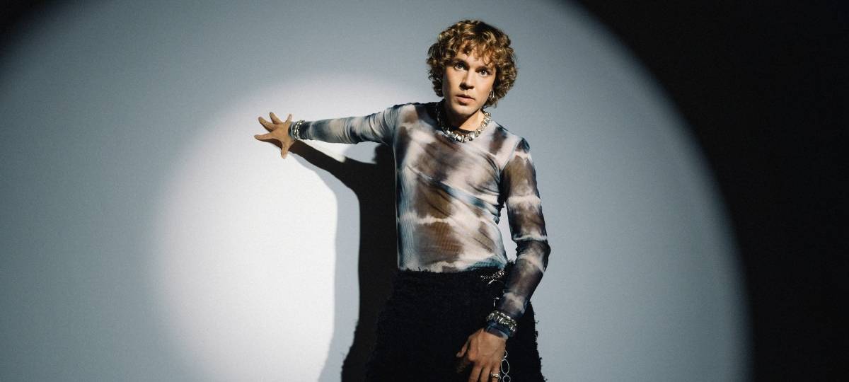 Ein Bild das den DJ und Produzenten Felix Jaehn vor einer Wand zeigt